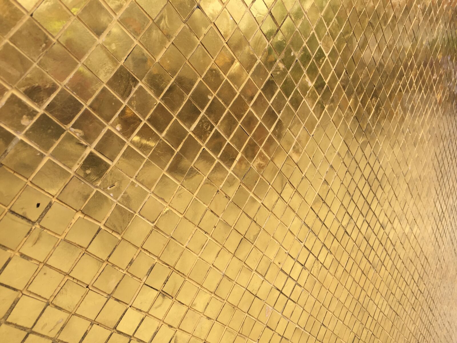 iPhone 6 back camera 4.15mm f/2.2 sample photo. Temple, bangkok, gold photography