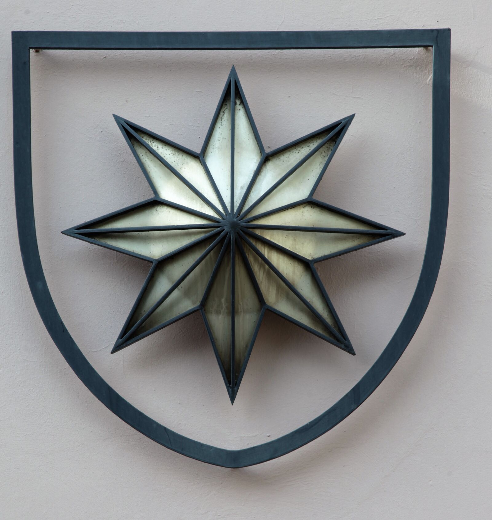Canon EOS 5D Mark II sample photo. Coat of arms, star photography