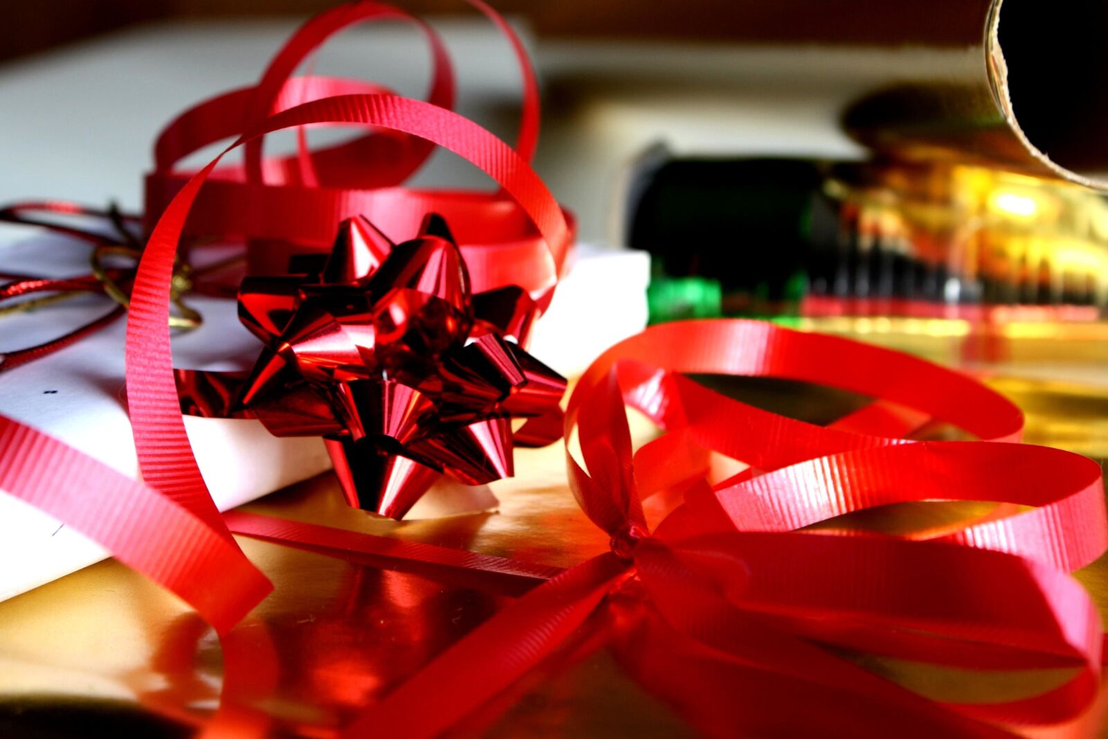 f/3.5-5.6 IS sample photo. Red ribbons, packages, decoration photography