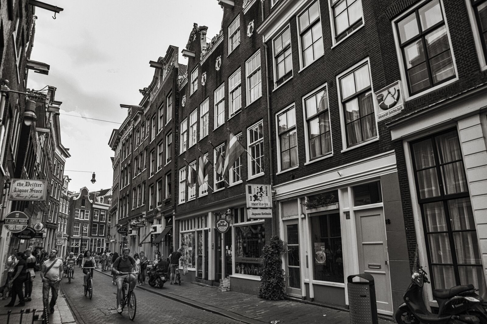 Canon EF 24-70mm F2.8L USM sample photo. Street, people, architecture photography