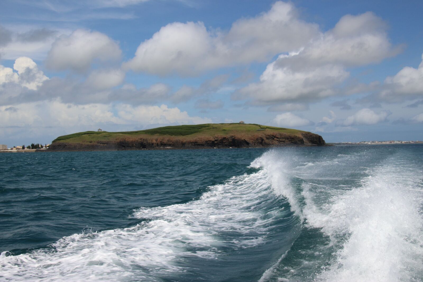 Canon EOS 700D (EOS Rebel T5i / EOS Kiss X7i) sample photo. The waves, island, uninhabited photography