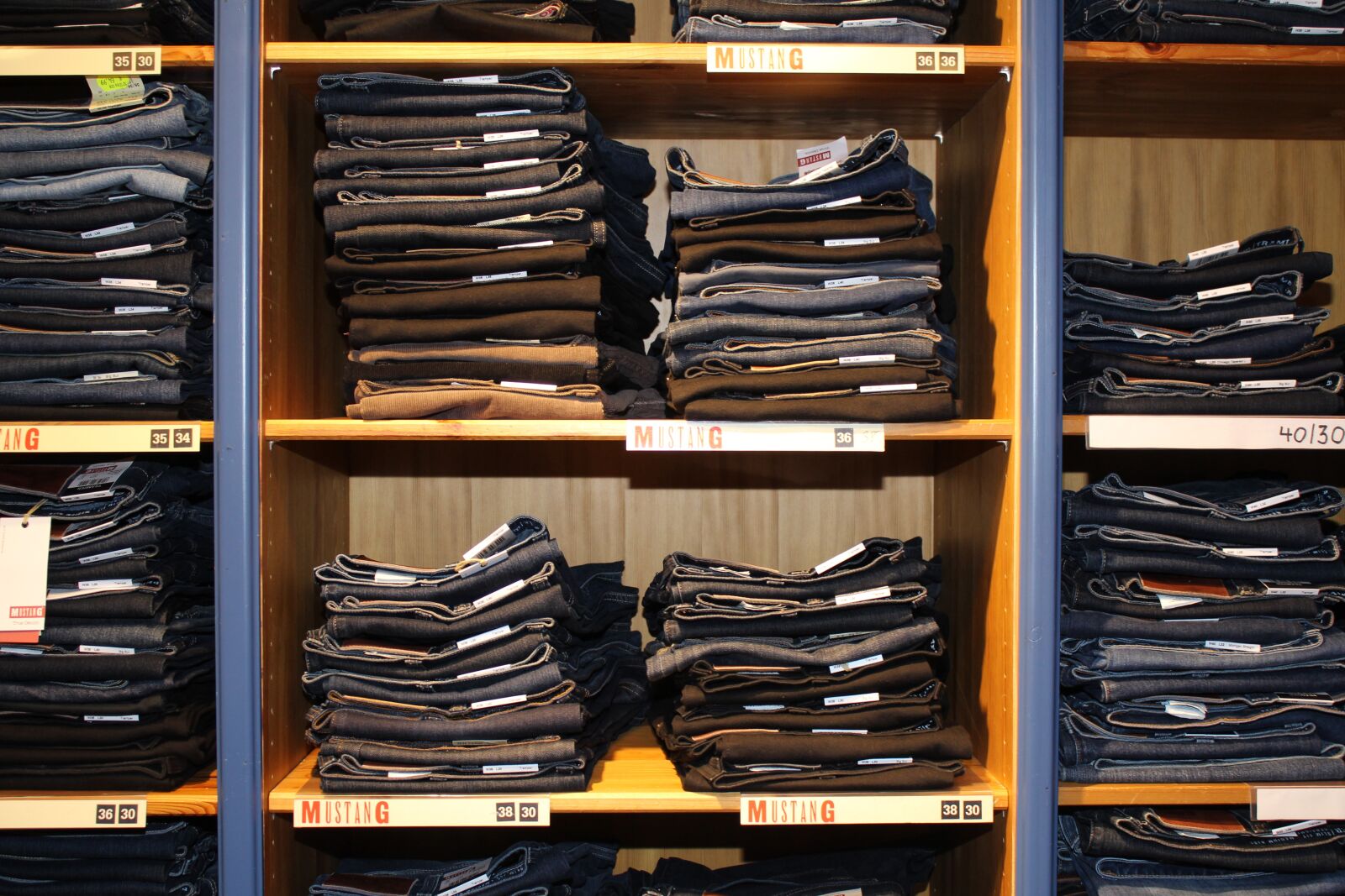 Canon EOS 600D (Rebel EOS T3i / EOS Kiss X5) sample photo. Jeans, shop, cloths photography