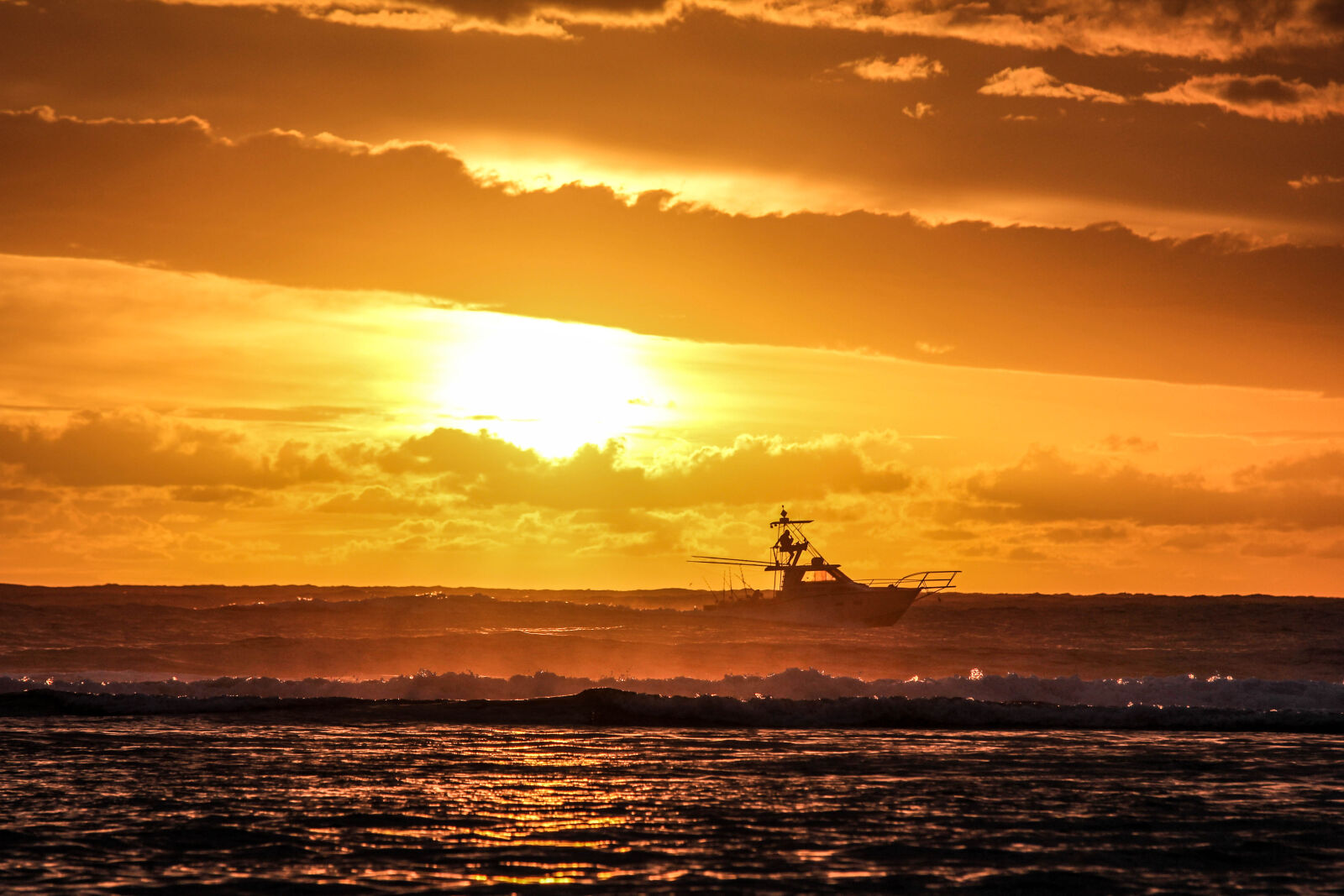 Canon EOS 550D (EOS Rebel T2i / EOS Kiss X4) + Sigma 70-300mm F4-5.6 DG OS sample photo. Beach, boat, clouds, dawn photography