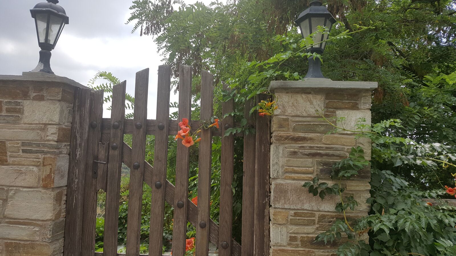 Samsung Galaxy S6 sample photo. Gate, lock, house photography