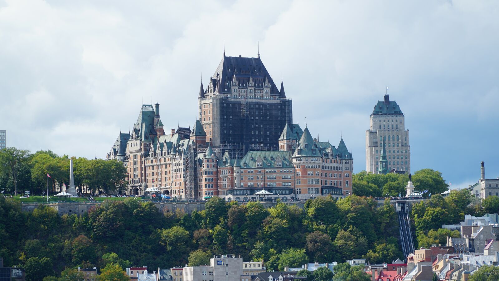 Sony a6500 + Sony E PZ 18-105mm F4 G OSS sample photo. Quebec, castle frontenac, canada photography