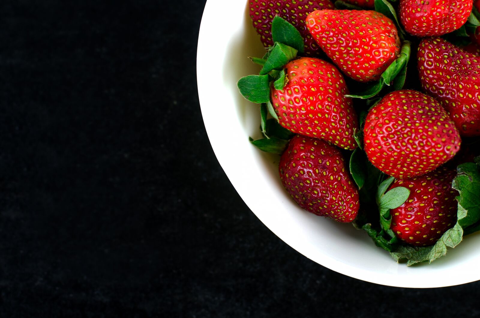 Nikon D7000 sample photo. Bowl of strawberries, top photography