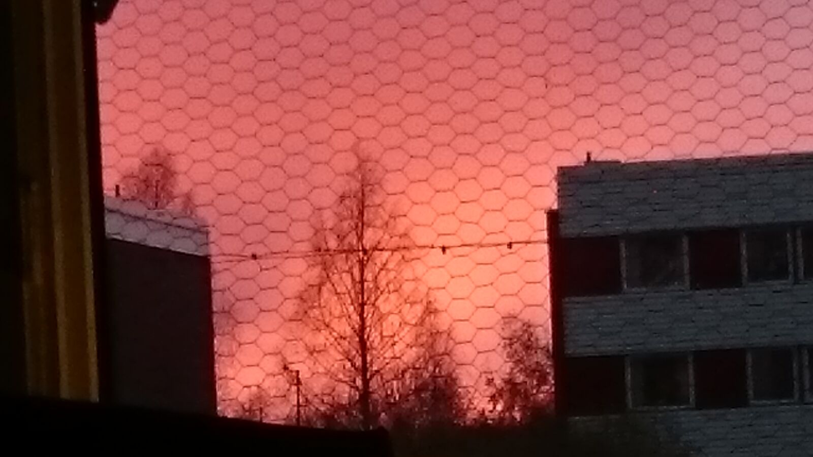 Sony Xperia Z3 sample photo. Dusk, houses, mesh, wire photography