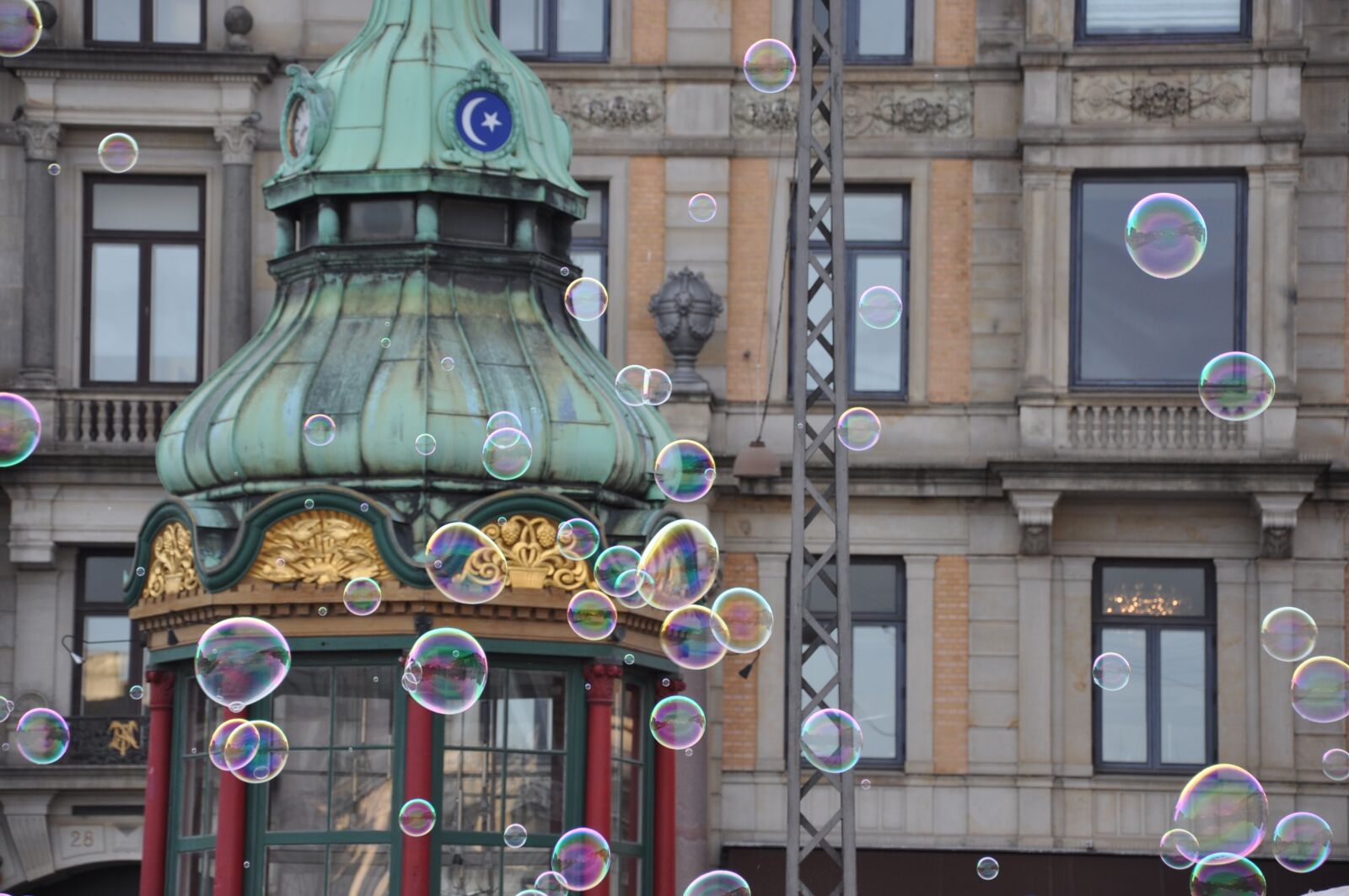 Nikon D90 sample photo. Bubbles, copenhagen, windows photography