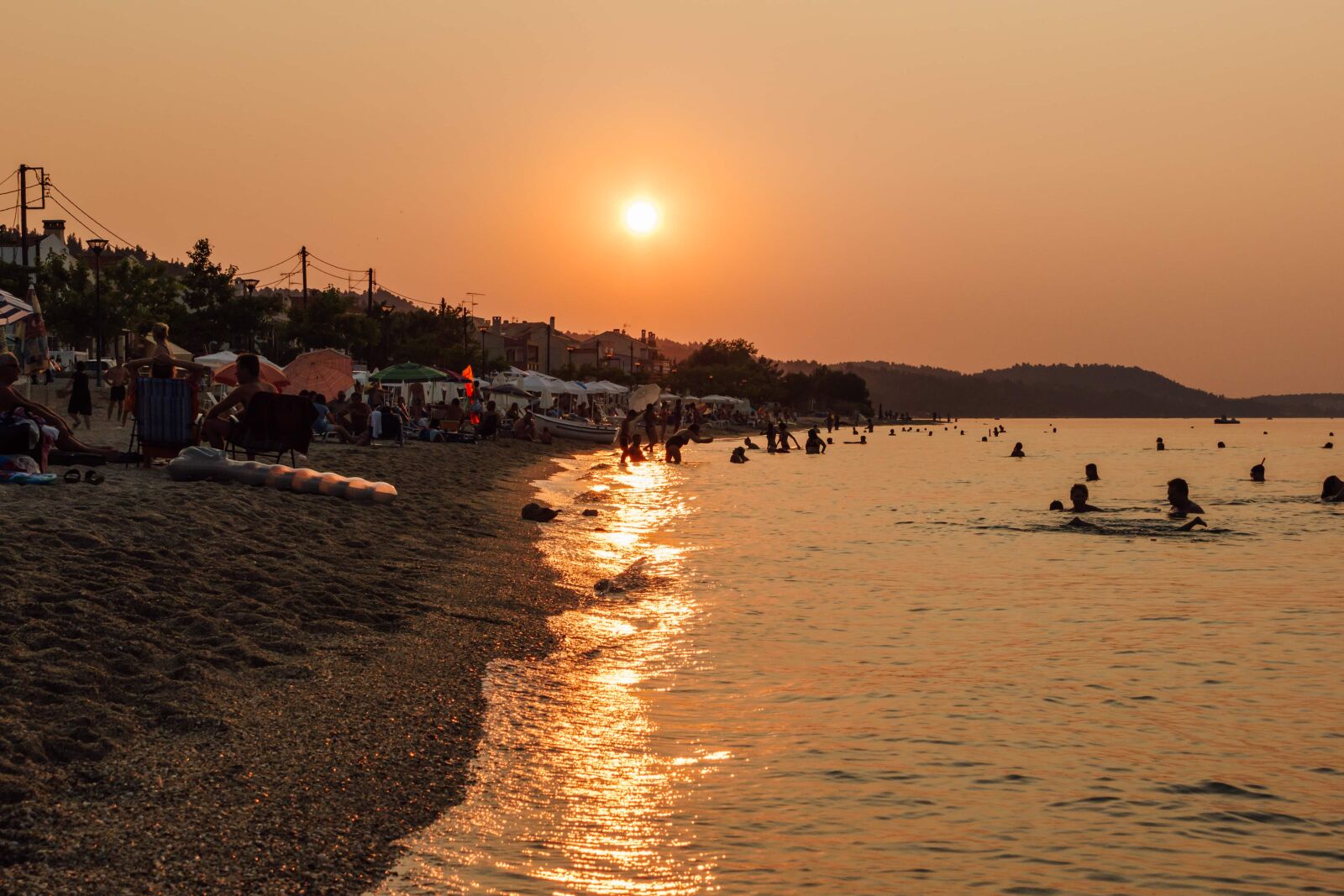 Canon EF-S 18-55mm F3.5-5.6 IS sample photo. Crowd, beach, summer, sunset photography