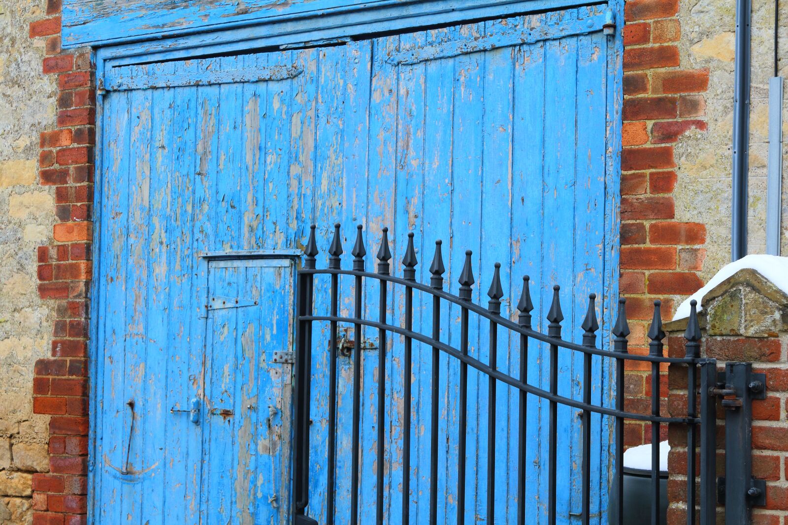 Canon EOS 1200D (EOS Rebel T5 / EOS Kiss X70 / EOS Hi) sample photo. Garage, architecture, shed photography
