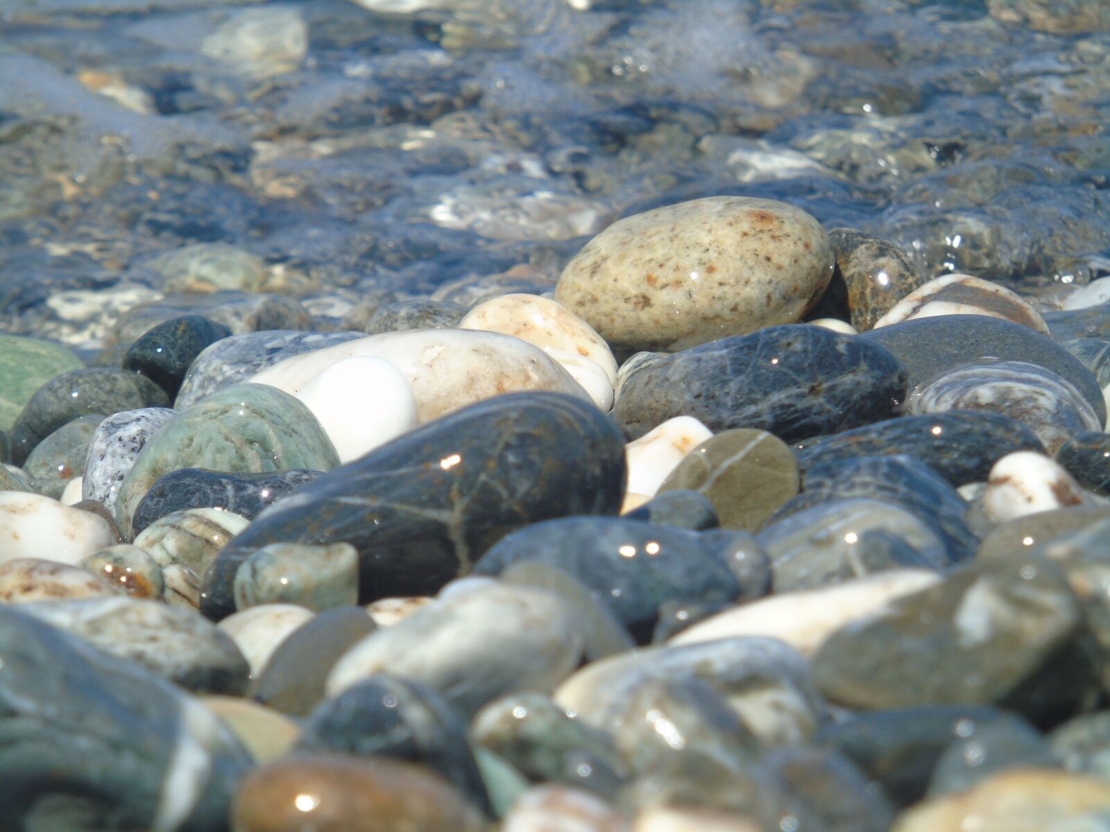 Sony Cyber-shot DSC-H400 sample photo. Pebbles, stones, rocks photography