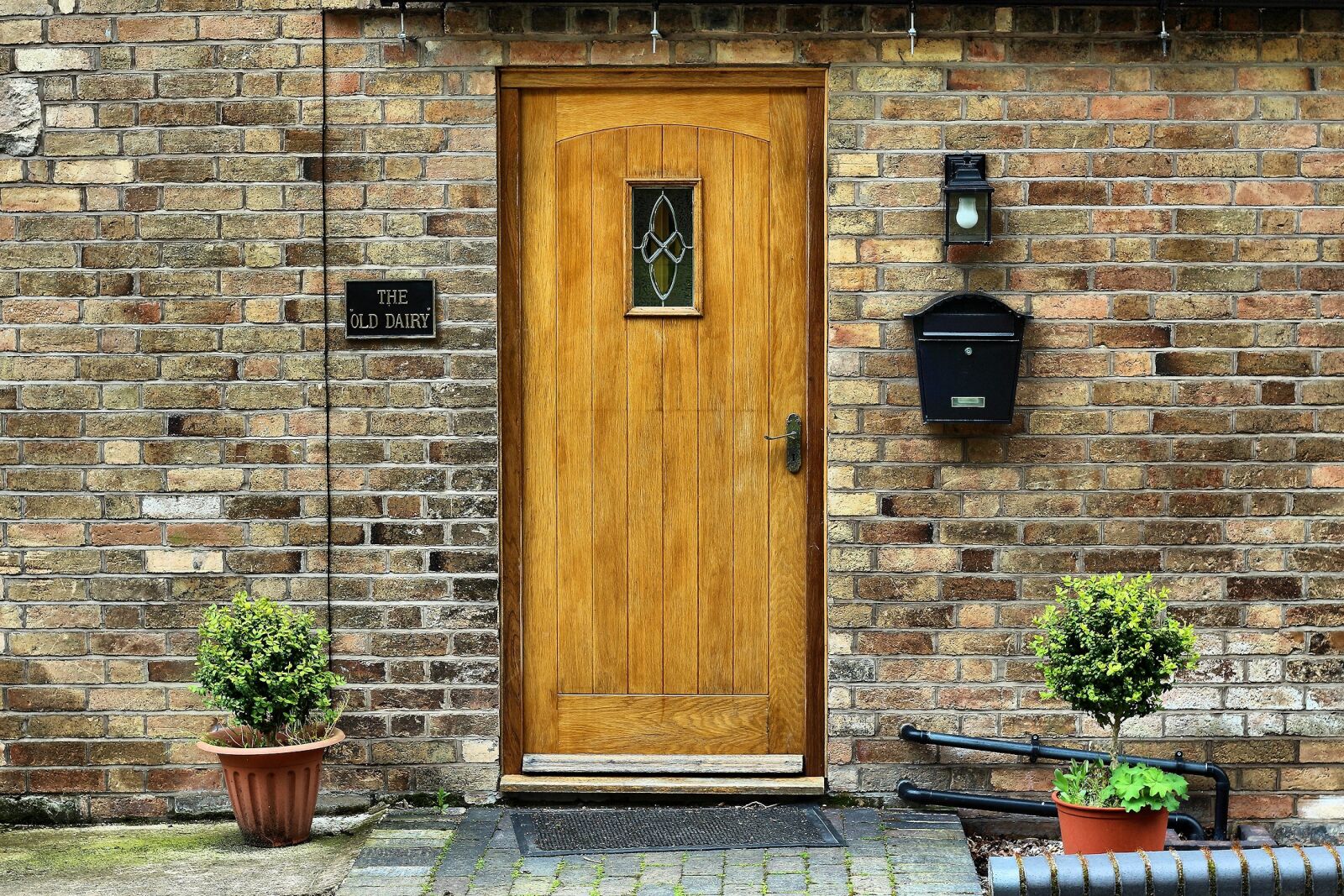 Canon EOS 700D (EOS Rebel T5i / EOS Kiss X7i) sample photo. House, wall, door photography