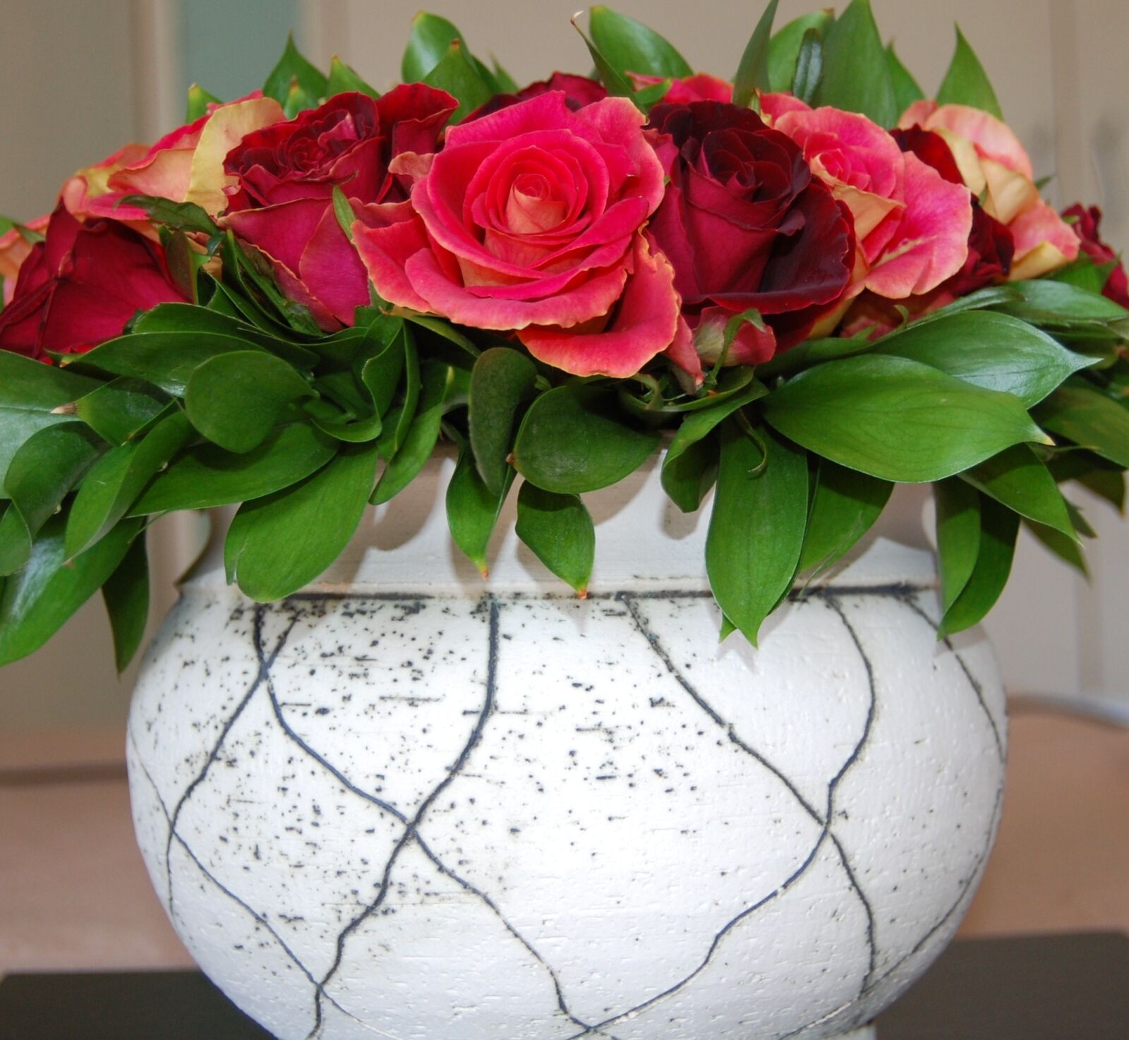 Nikon D40 sample photo. Roses, vase, romance photography