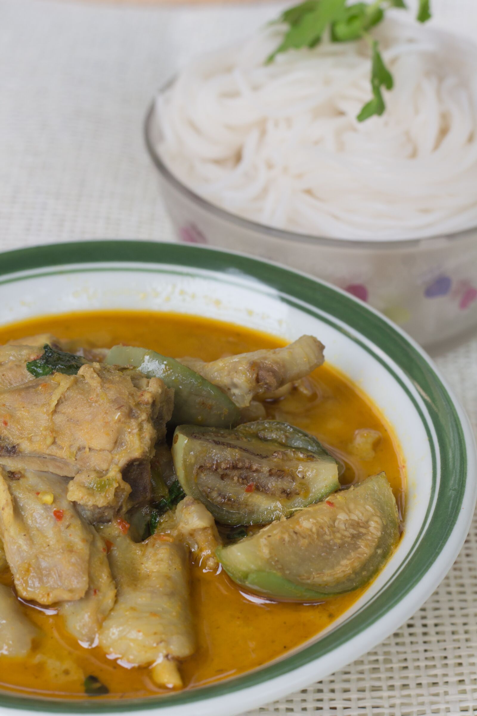 Canon EOS 700D (EOS Rebel T5i / EOS Kiss X7i) + Canon EF 50mm F1.8 STM sample photo. Curry, green curry, chicken photography