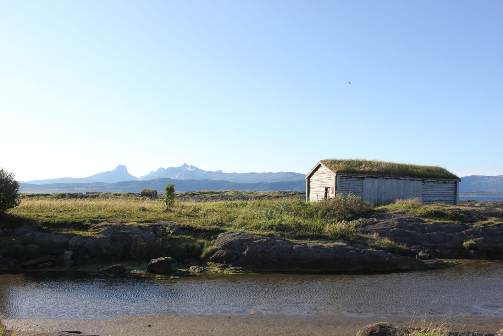 Canon EOS 550D (EOS Rebel T2i / EOS Kiss X4) sample photo. Boat house, grass on photography