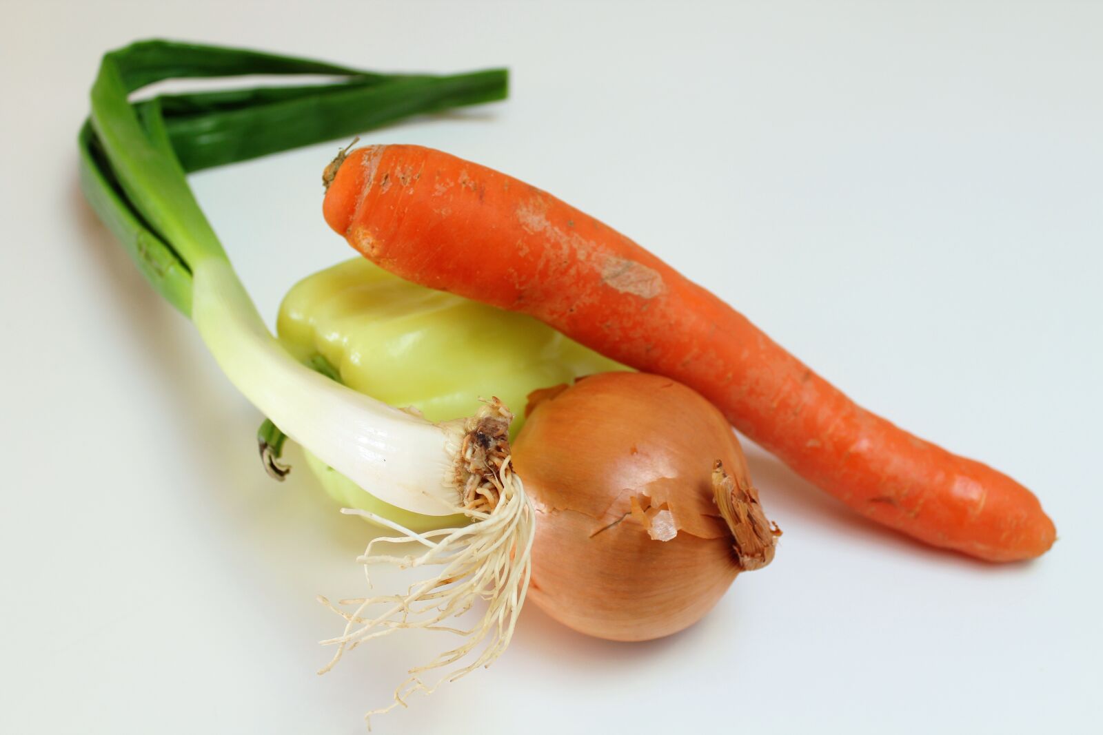 Canon EOS 1200D (EOS Rebel T5 / EOS Kiss X70 / EOS Hi) sample photo. Onion, carrot, food photography