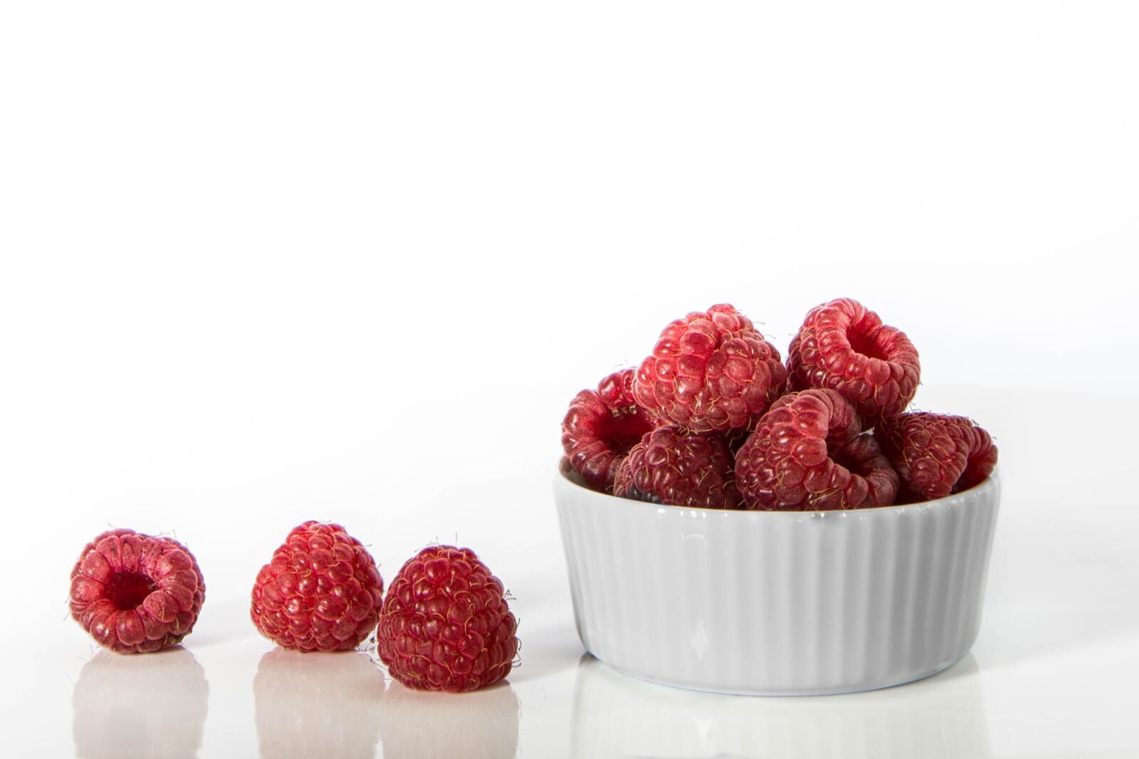 Nikon D7200 sample photo. Bowl, raspberries, bay photography