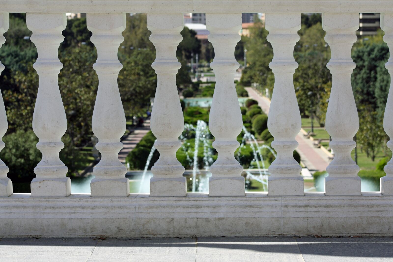 Canon EOS 1000D (EOS Digital Rebel XS / EOS Kiss F) sample photo. Balustrade, park, symmetry photography
