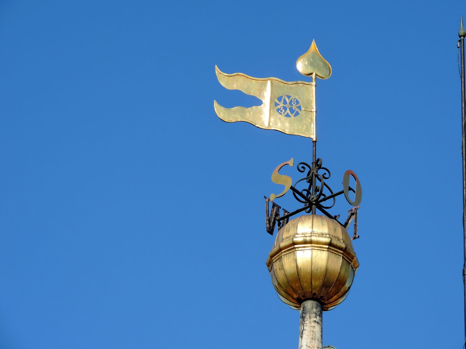 Nikon Coolpix P520 sample photo. Gold, landmark, west wind photography