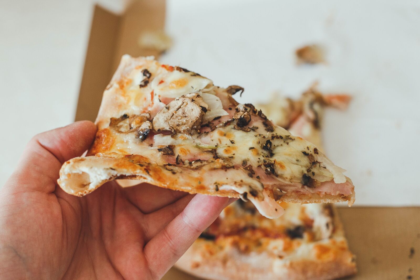 Canon EF 50mm F1.8 II sample photo. Pizza, eating, food photography