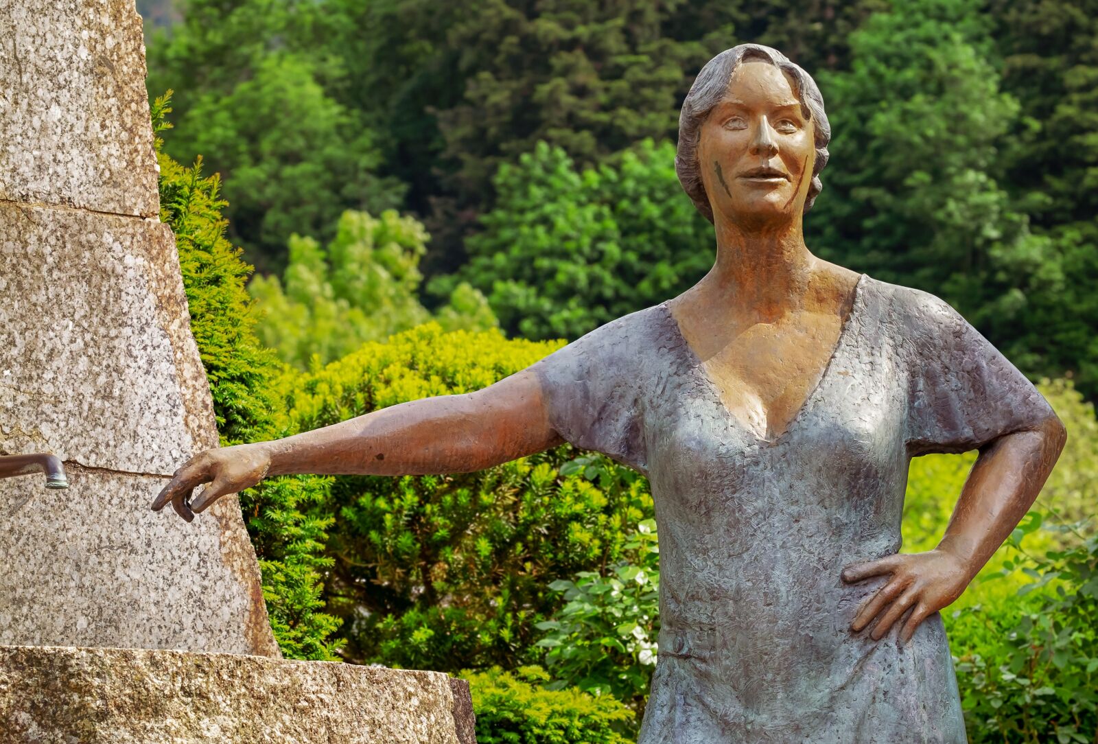 Fujifilm XF 55-200mm F3.5-4.8 R LM OIS sample photo. Sculpture, woman at the photography