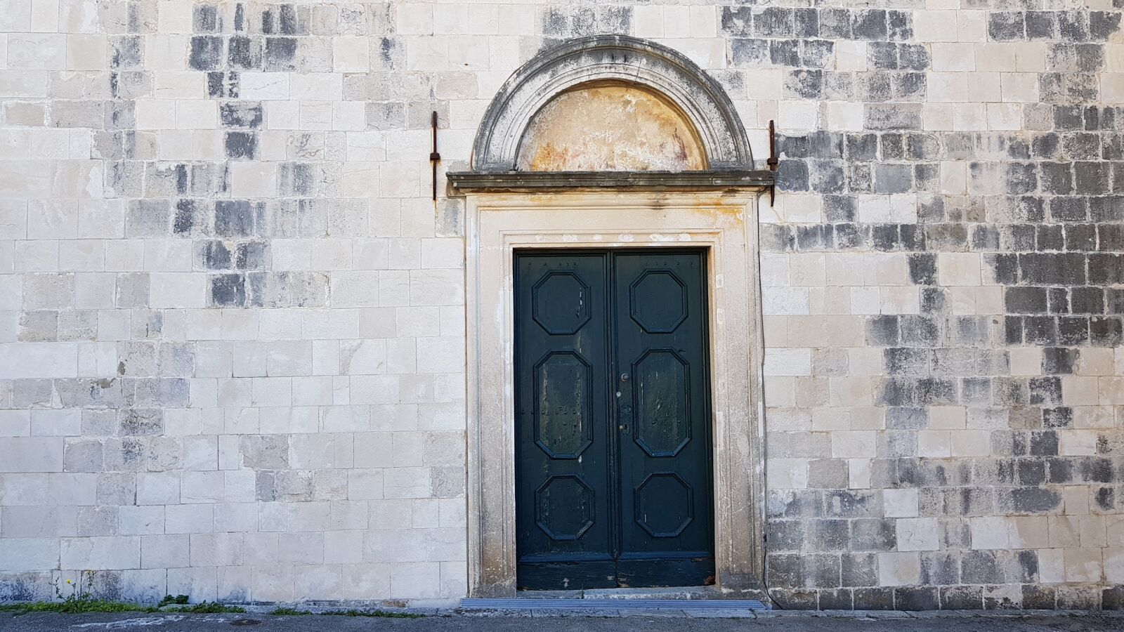 Samsung Galaxy S8+ sample photo. Architecture, old, wall photography