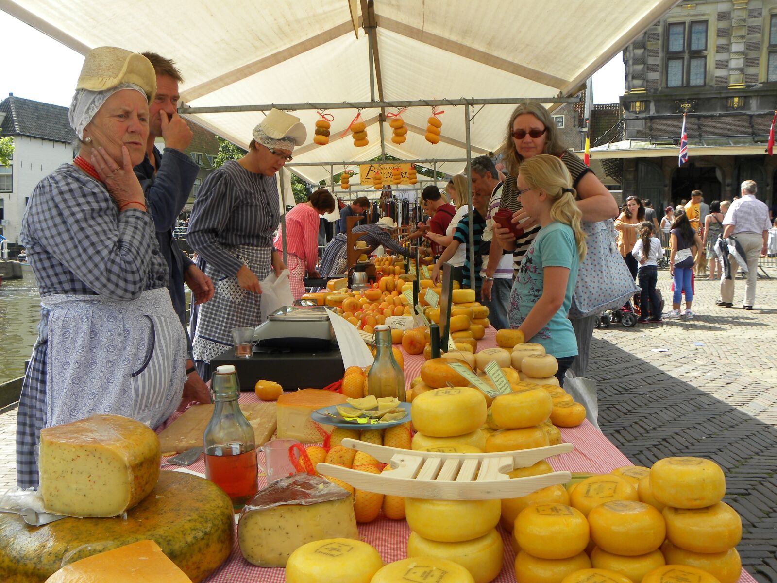 Nikon Coolpix P90 sample photo. Alkmaar, cheese, cheese market photography
