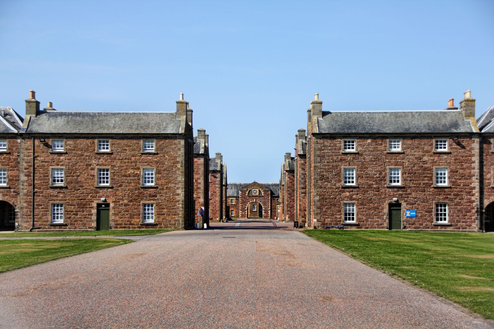 Canon EOS 550D (EOS Rebel T2i / EOS Kiss X4) sample photo. Scotland, barracks, fortress photography