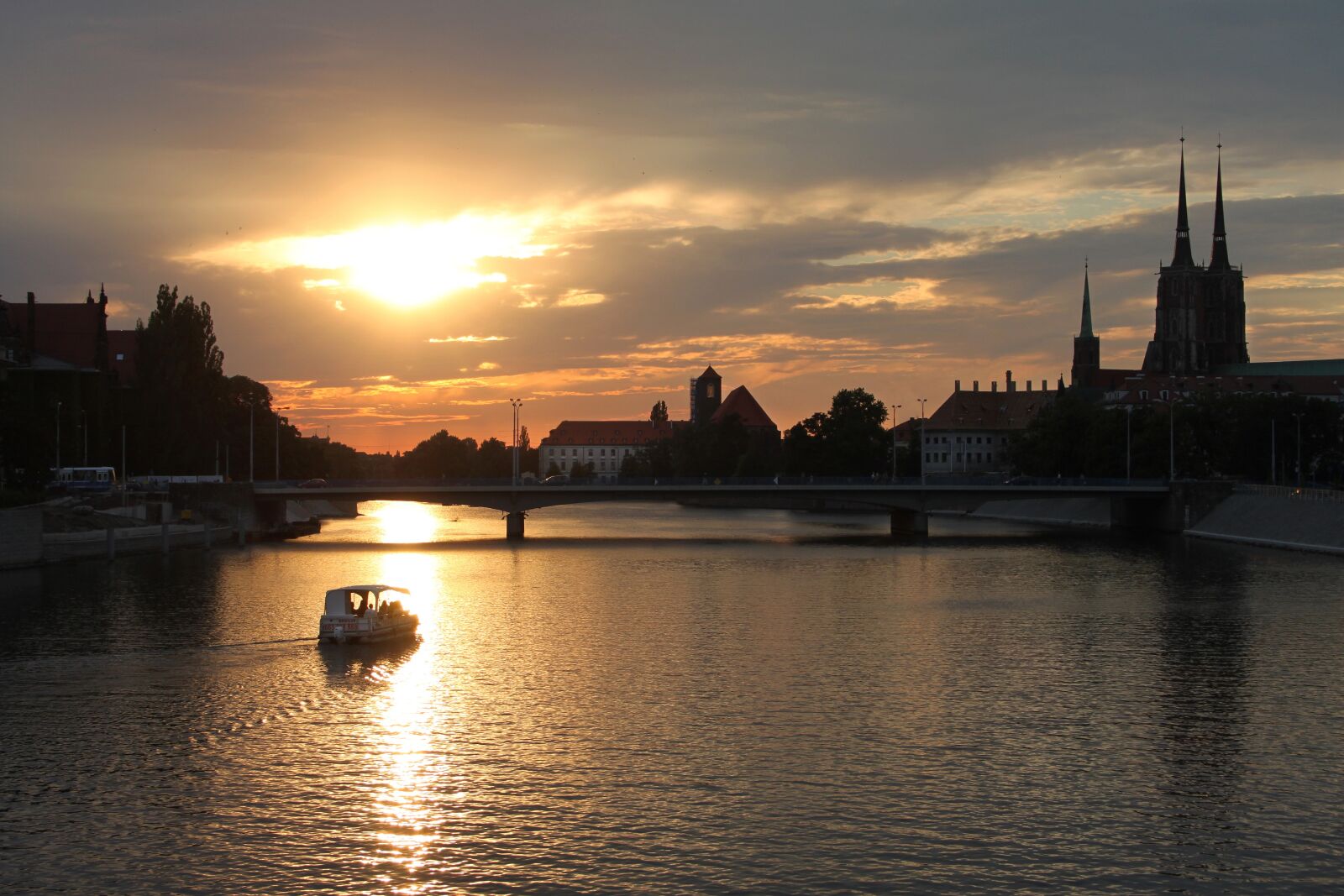 Canon EOS 500D (EOS Rebel T1i / EOS Kiss X3) sample photo. Sunset, monolithic part of photography