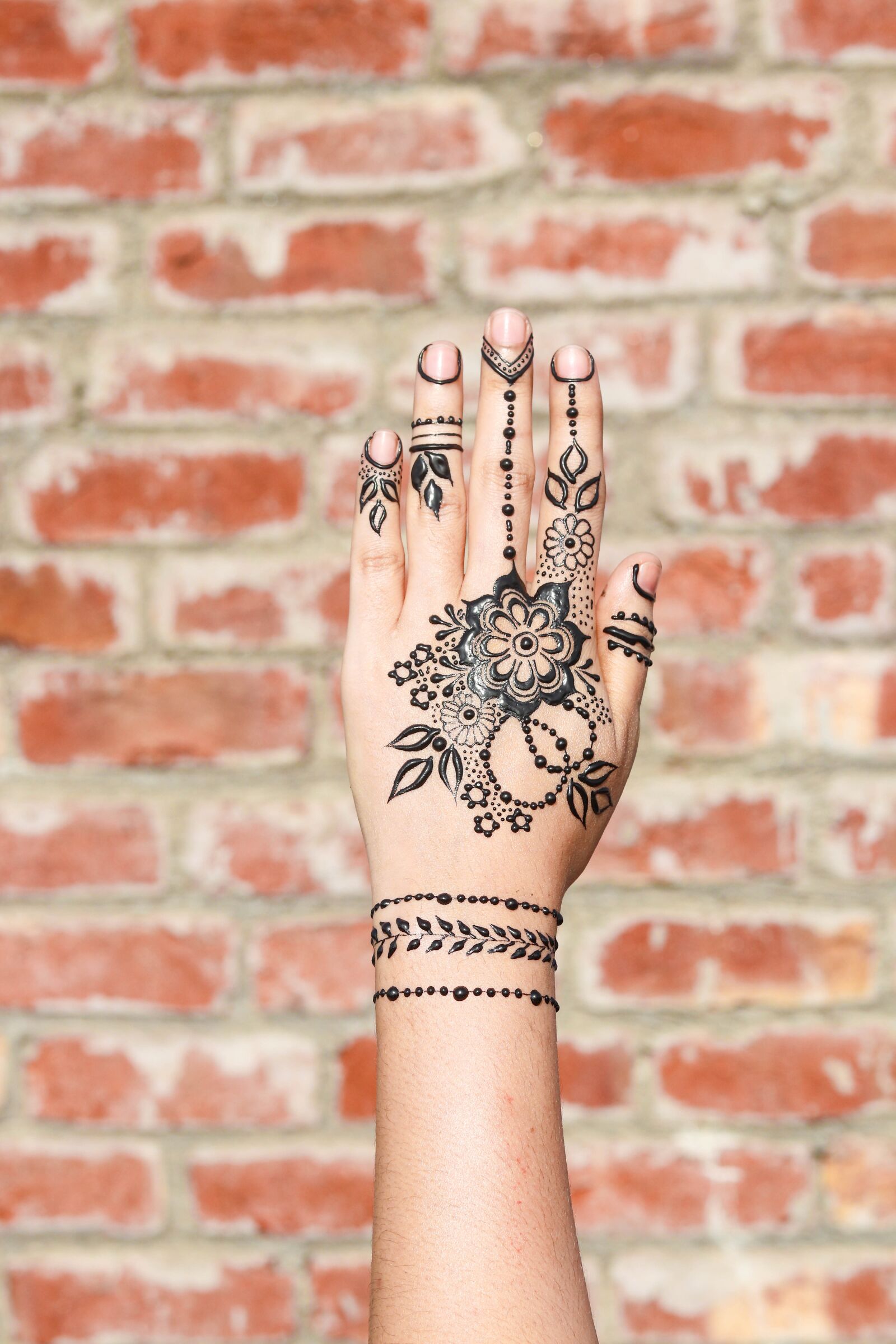 Canon EOS 80D + Canon EF 50mm F1.8 STM sample photo. Henna, hands, mehendi photography
