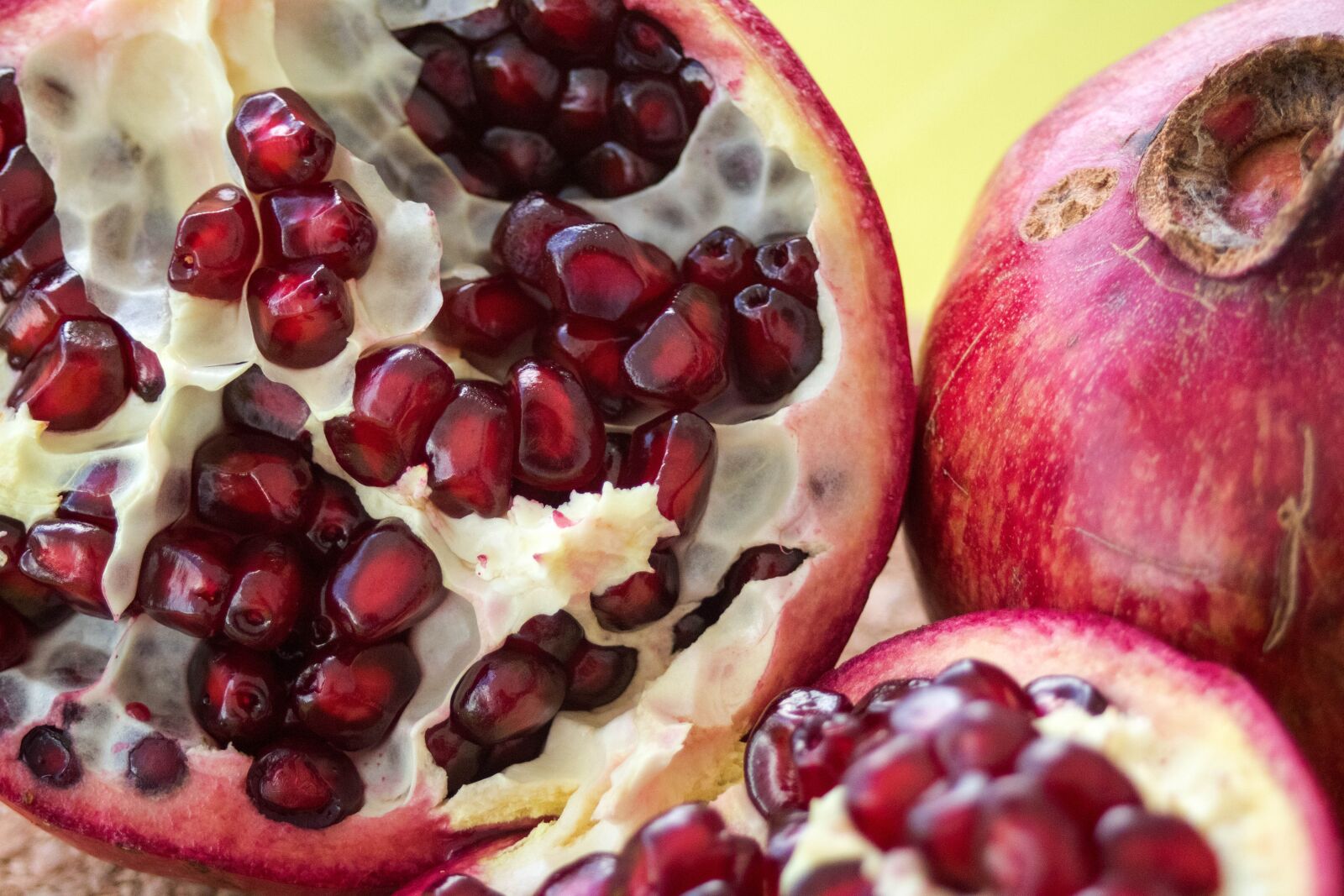 Canon EOS 750D (EOS Rebel T6i / EOS Kiss X8i) + Canon EF 28-80mm f/3.5-5.6 USM sample photo. Fruit, pomegranate, red photography