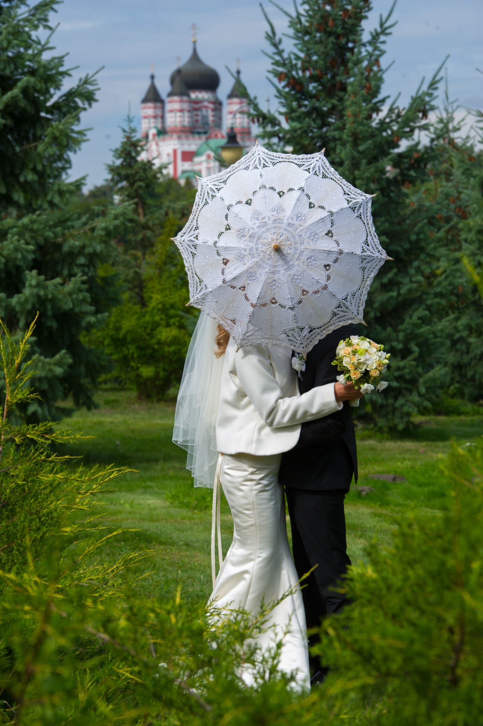 Nikon D3S sample photo. Umbrella, white umbrella, wedding photography