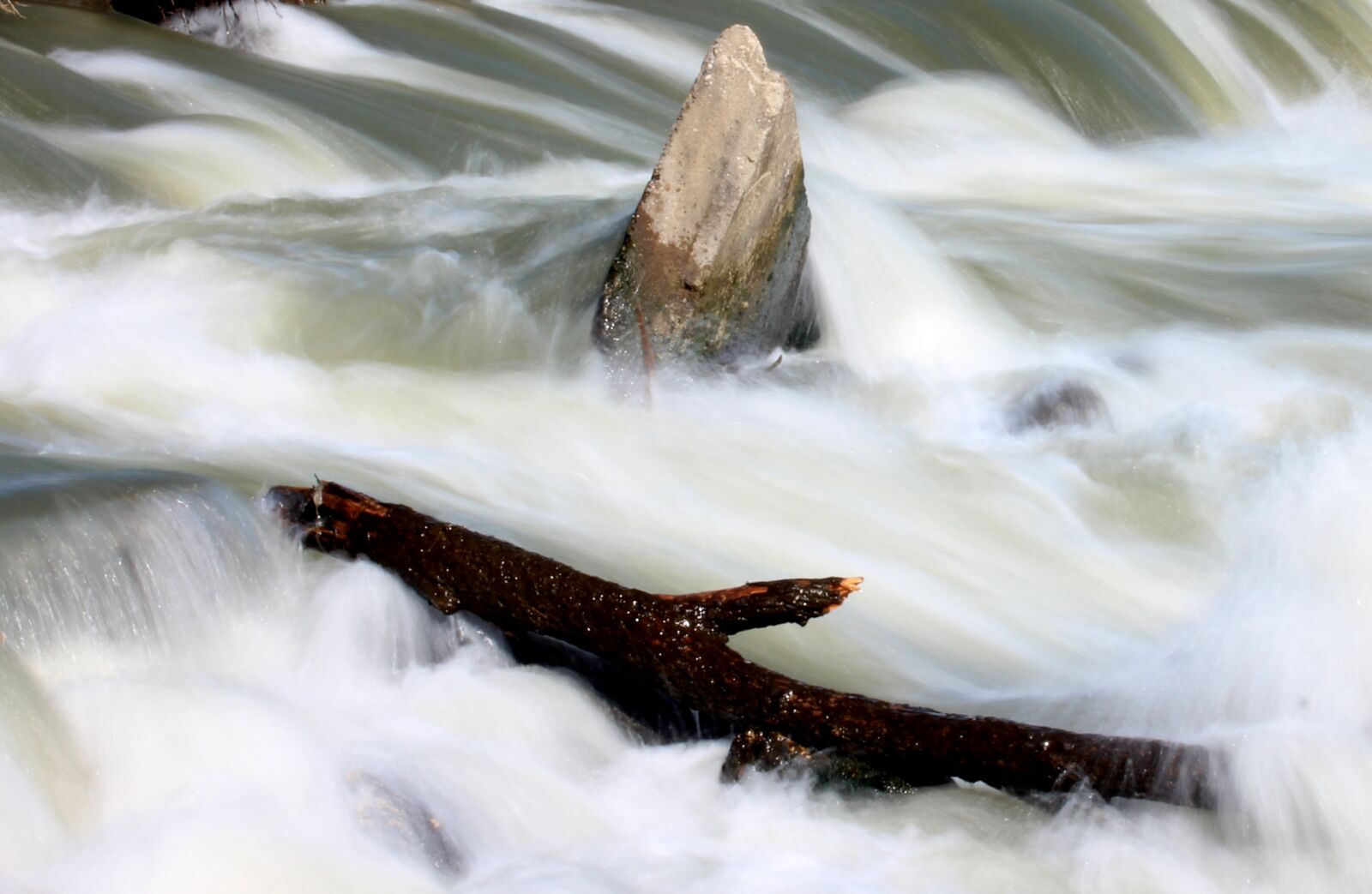 Canon EF-S 60mm F2.8 Macro USM sample photo. River, water, fast photography