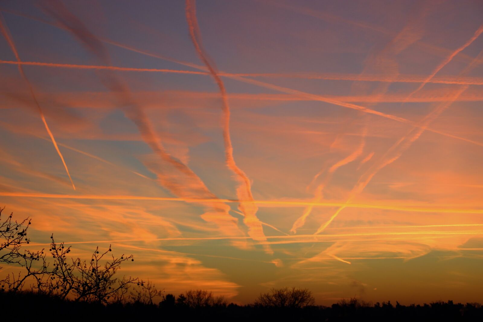 Canon EOS 1200D (EOS Rebel T5 / EOS Kiss X70 / EOS Hi) sample photo. Sunrise, sunset, contrail photography
