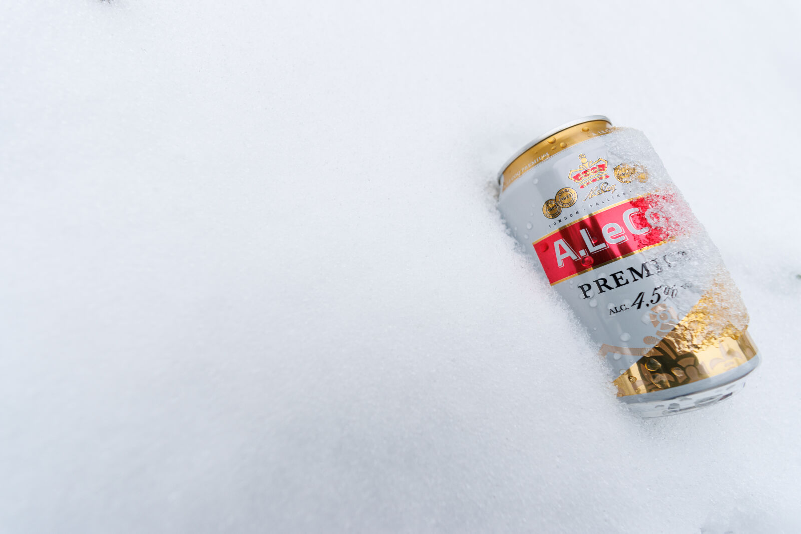 Canon EOS R7 sample photo. Snowy littering photography