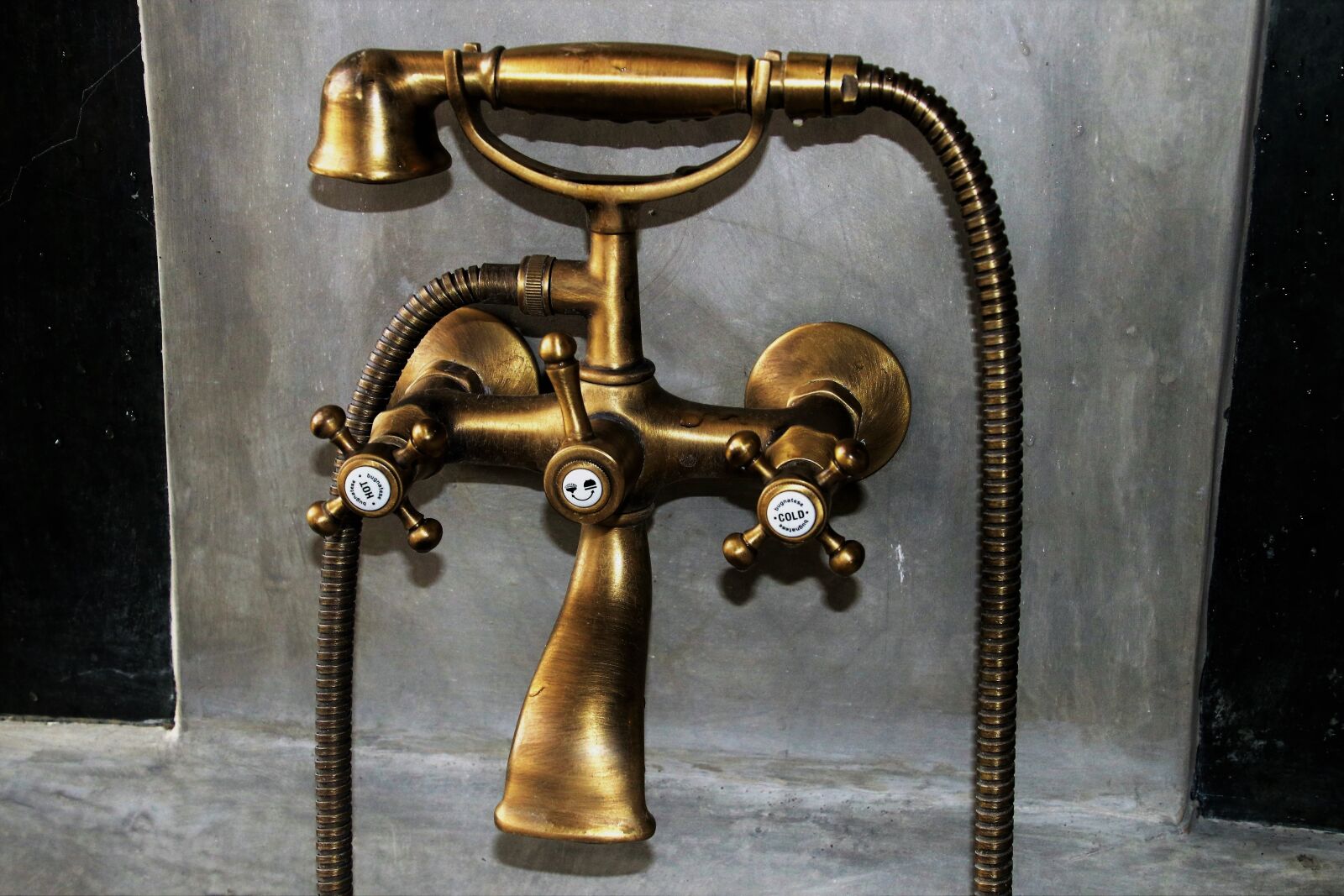 Canon EOS 80D sample photo. Faucet, no one, old photography