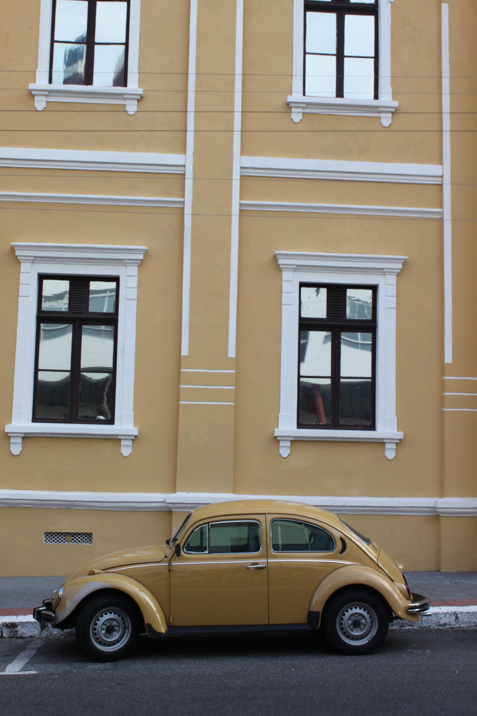 Canon EOS 500D (EOS Rebel T1i / EOS Kiss X3) sample photo. Car, yellow, old photography