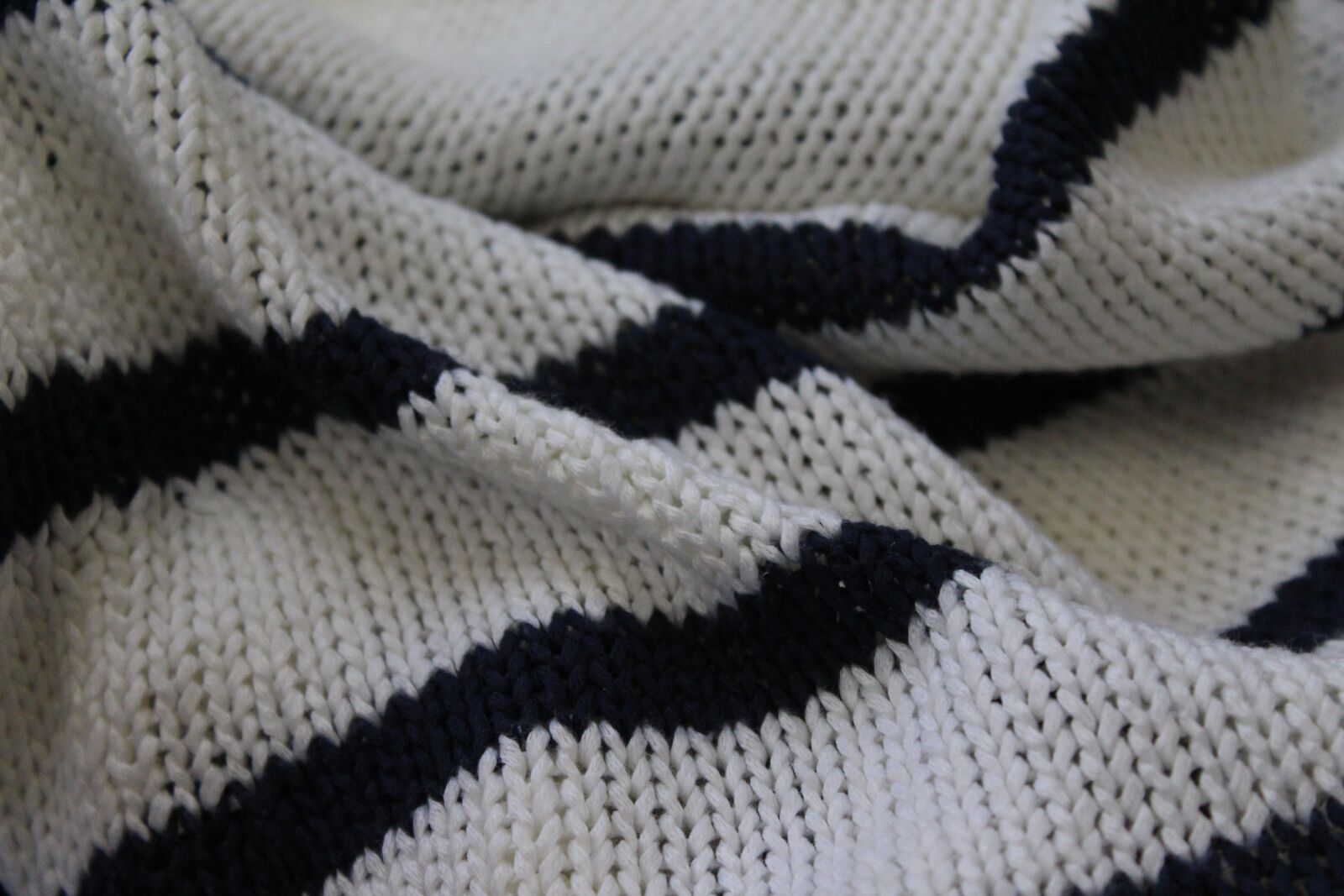 Canon EOS 700D (EOS Rebel T5i / EOS Kiss X7i) sample photo. Stripes, clothes, knit photography