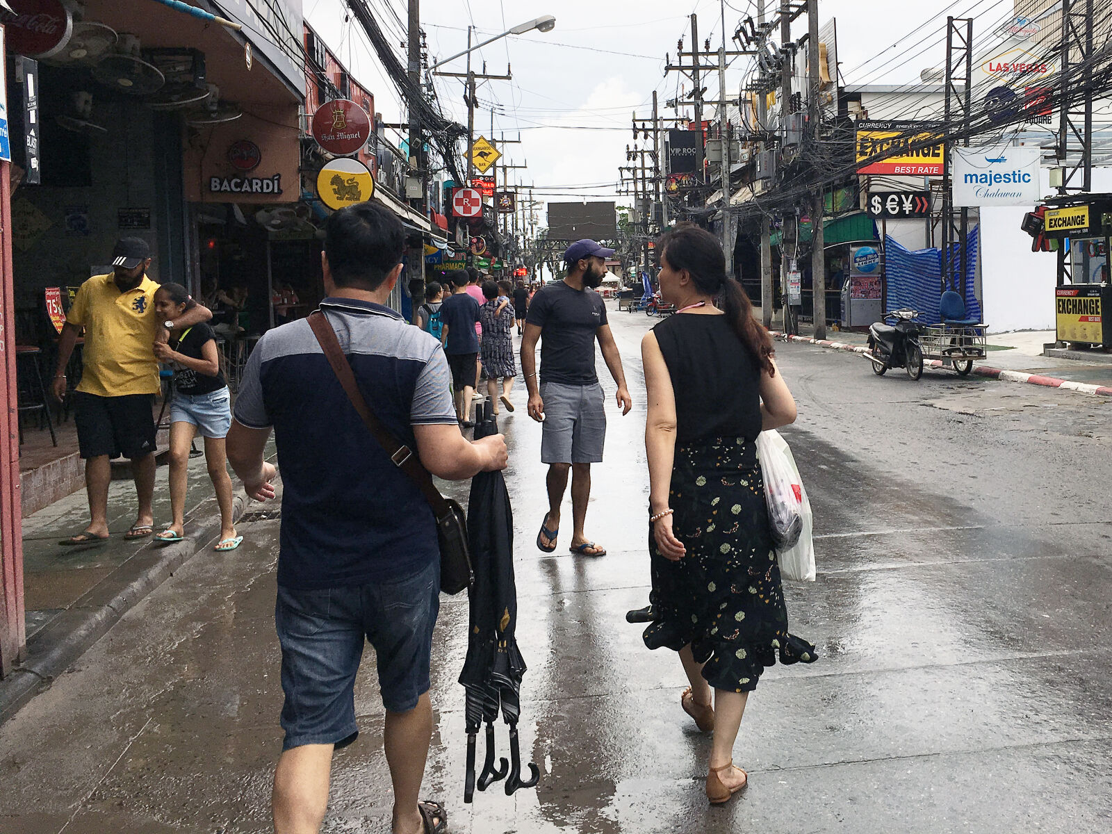 iPhone 6s Plus back camera 4.15mm f/2.2 sample photo. Bangla, bangla, street, patong photography