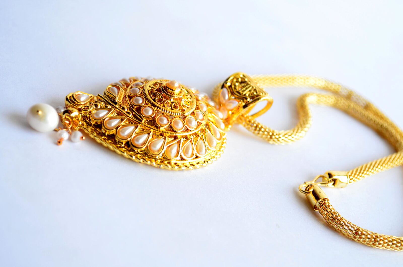Nikon D5100 sample photo. Pearl, necklace, gold, jewelry photography