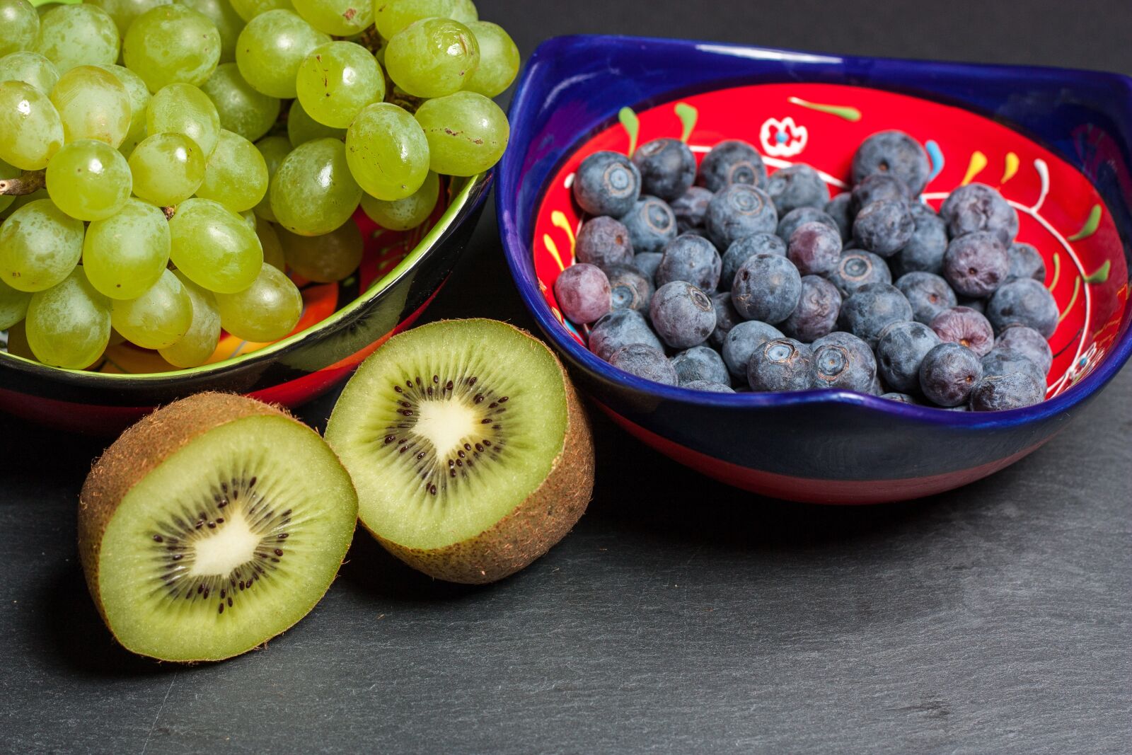 Canon EOS 450D (EOS Rebel XSi / EOS Kiss X2) + Canon EF 50mm F1.8 II sample photo. Fruit kiwi, healthy, bowl photography