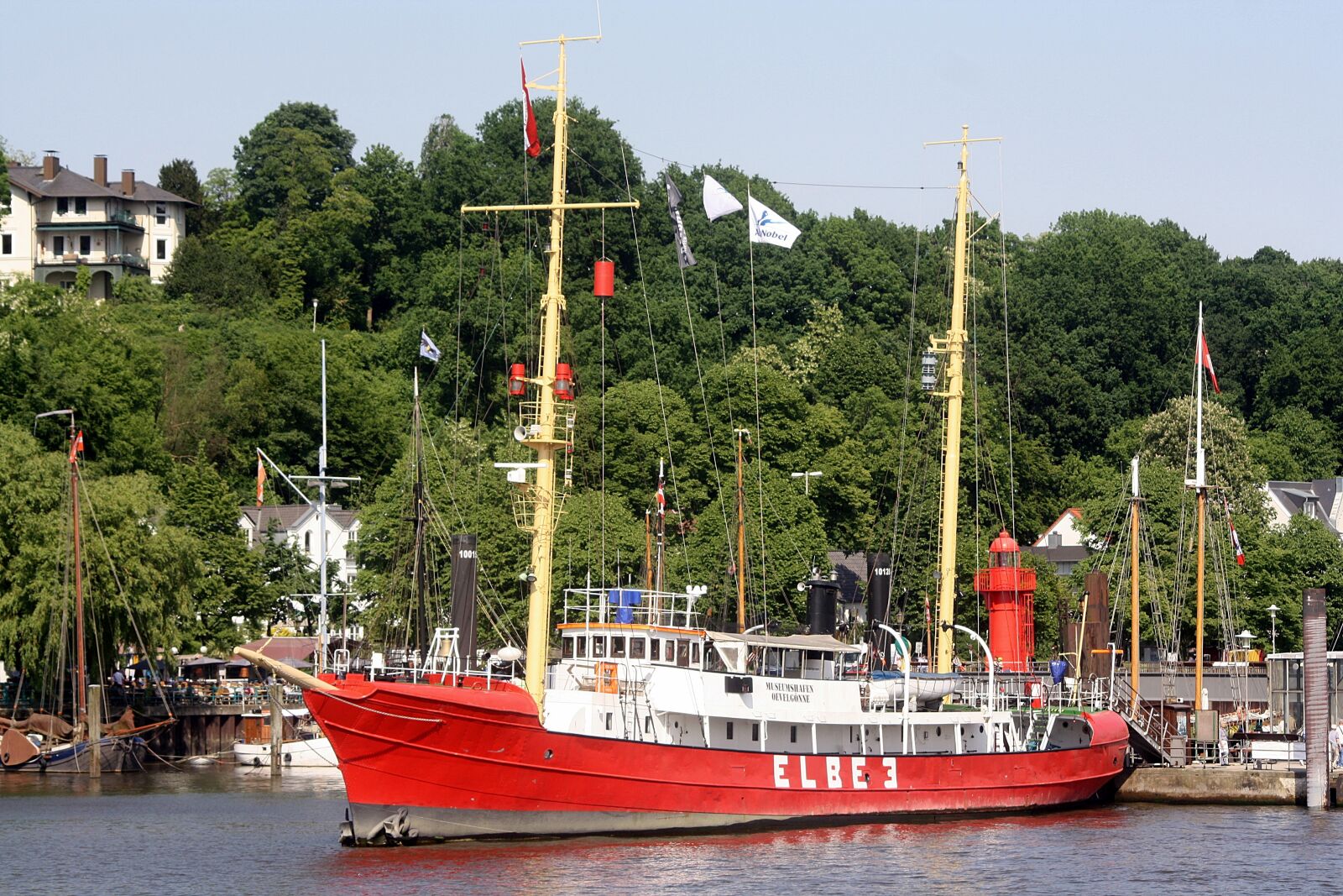 Canon EOS 1000D (EOS Digital Rebel XS / EOS Kiss F) sample photo. Elbe 3, lightship, harbour museum photography