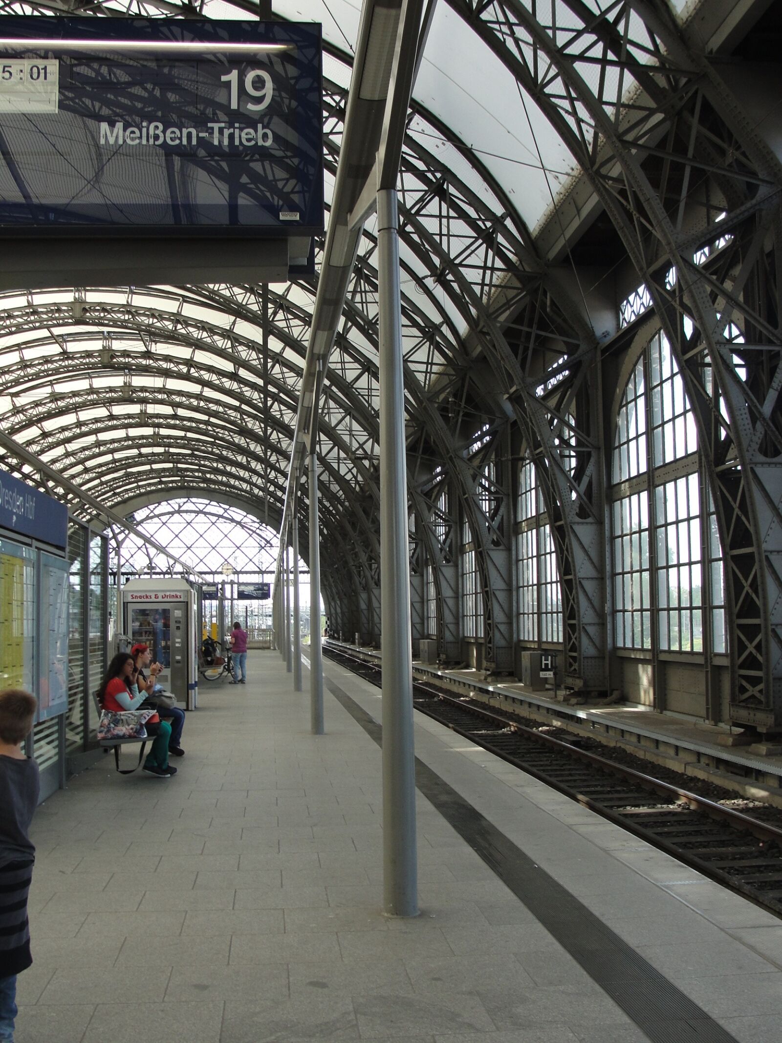 Sony Cyber-shot DSC-H20 sample photo. Station dresden, central station photography