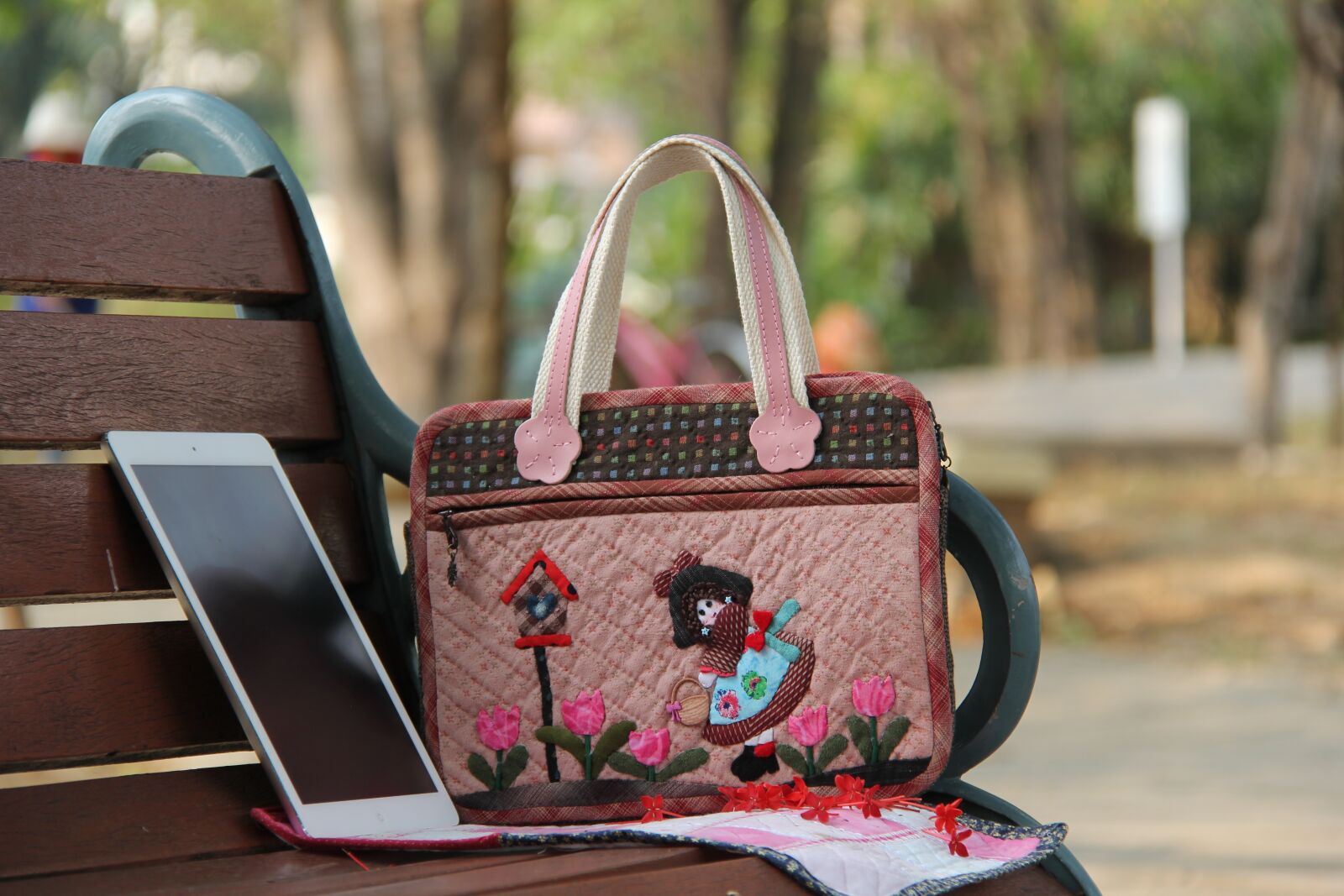 Canon EF-S 18-200mm F3.5-5.6 IS sample photo. Craft, quilt, handbag photography