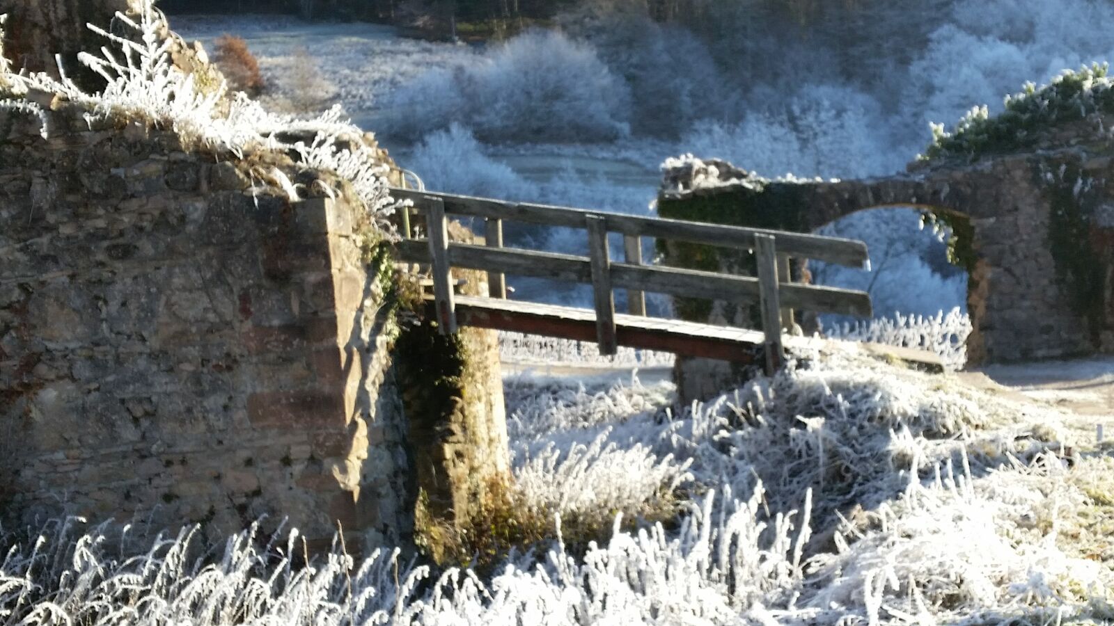 Samsung Galaxy S5 sample photo. Bridge, cold, ditch, frost photography