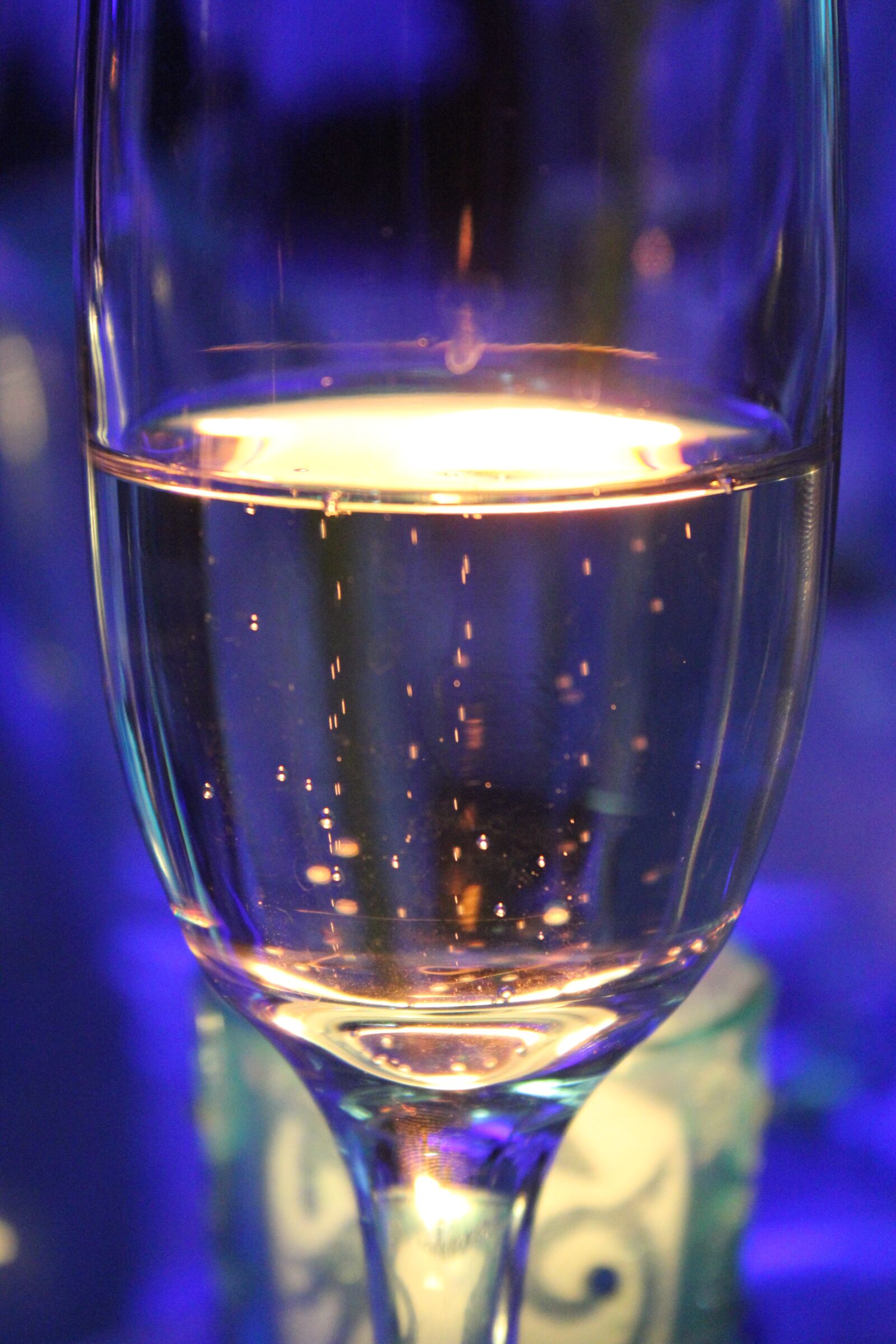 Canon EOS 550D (EOS Rebel T2i / EOS Kiss X4) sample photo. Bubbles, light, champagne photography