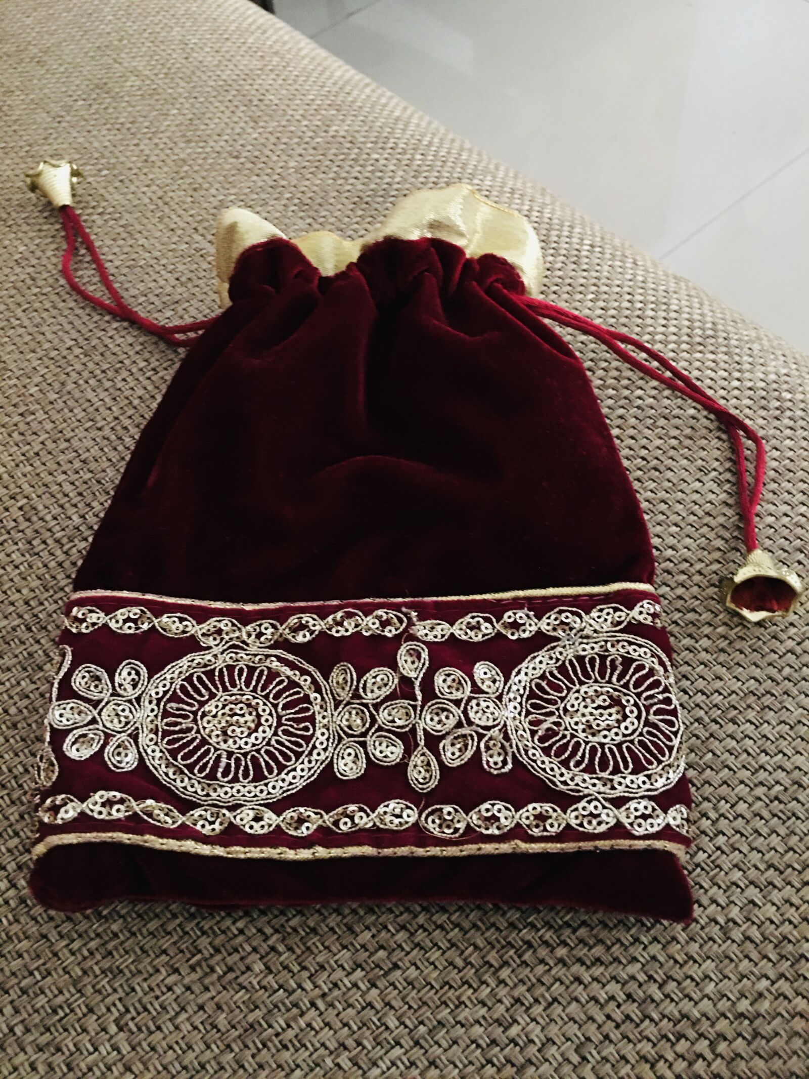 iPhone 6s Plus back camera 4.15mm f/2.2 sample photo. Pouch, embroidery, velvet photography