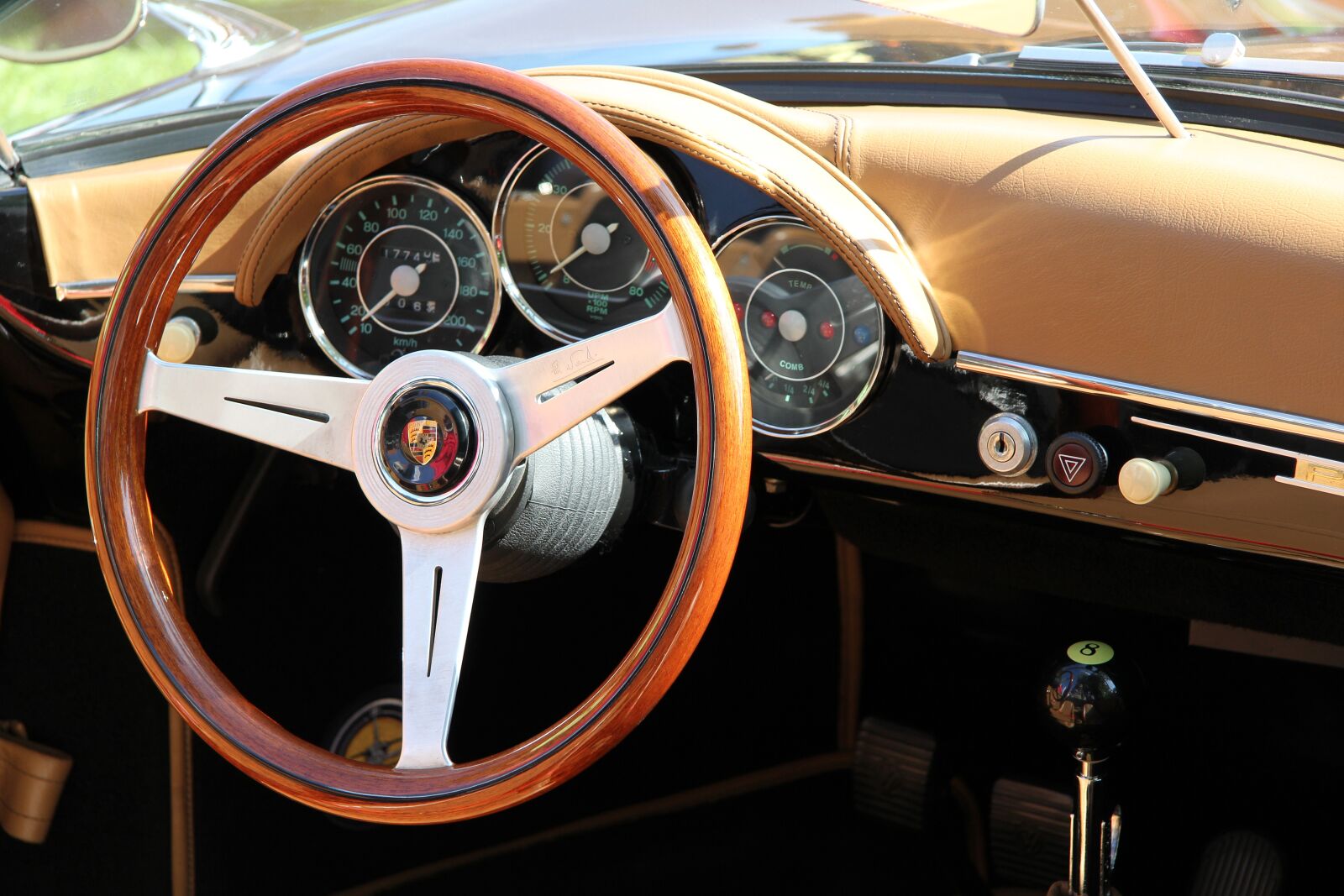 Canon EF-S 17-85mm F4-5.6 IS USM sample photo. Car, veteran, steering wheel photography