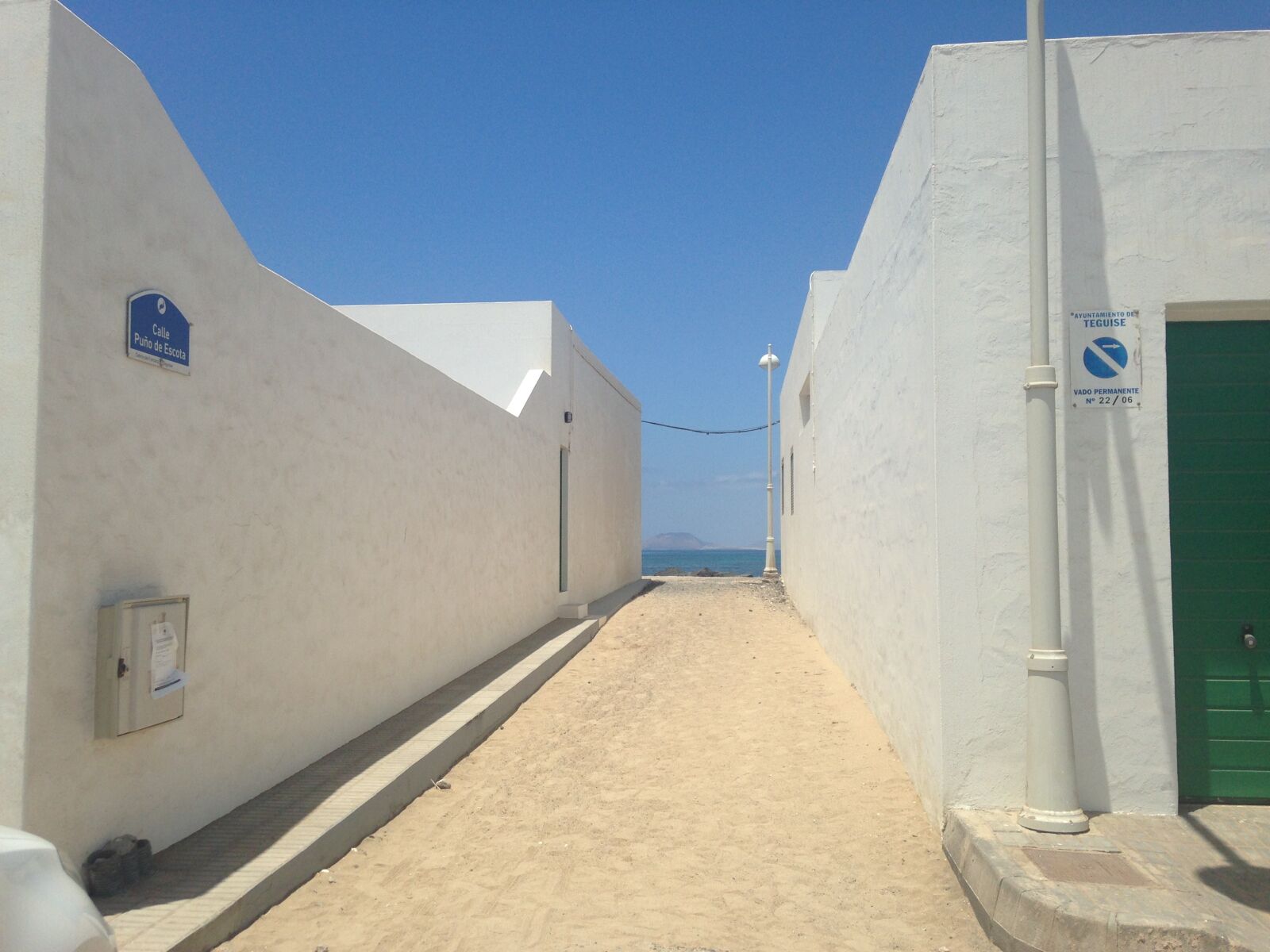 iPhone 5 back camera 4.12mm f/2.4 sample photo. Lanzarote, famara, houses photography