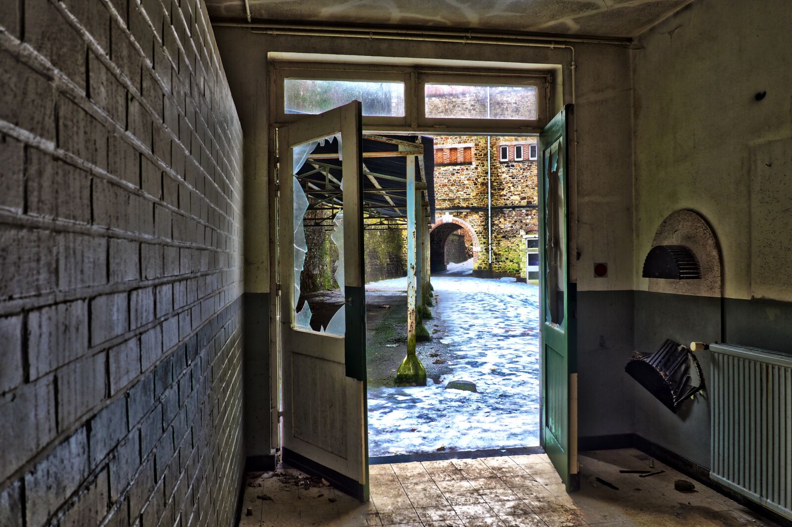 Olympus OM-D E-M10 sample photo. Architecture, door, house photography